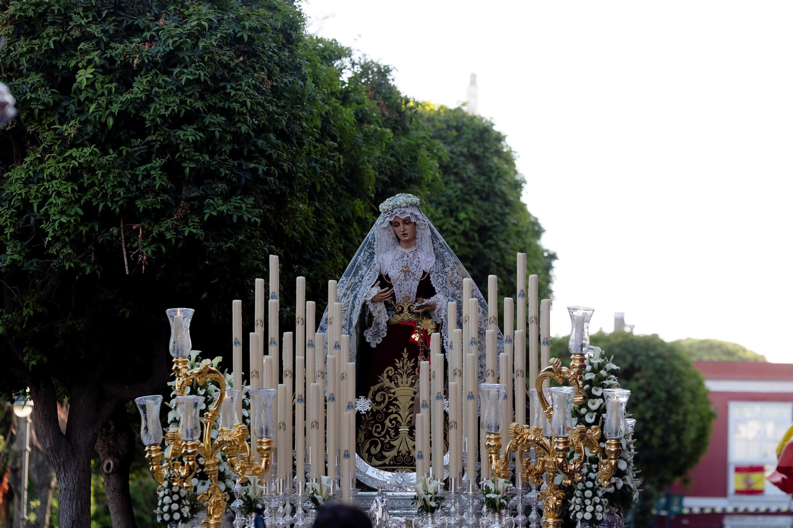 La Virgen de la Esperanza, camino de su coronación en el Panteón en San Fernando