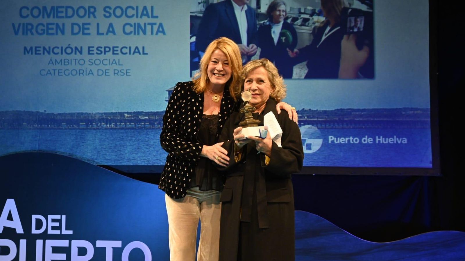 La alcaldesa de Huelva, Pilar Miranda entregó el premio a la presidenta del comedor social Virgen de la Cinta.