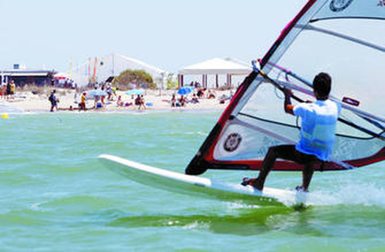 Un windsurfista, en primer plano, y al fondo la playa de Levante en la que está la sede del campeonato.