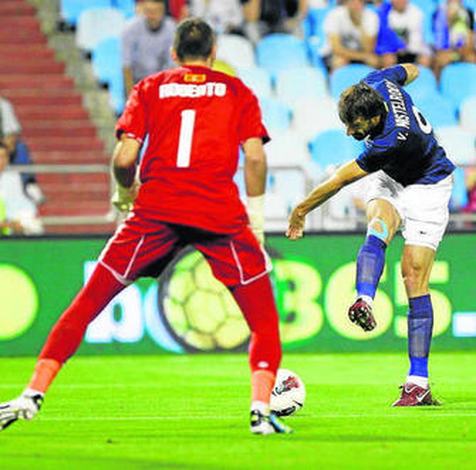 Van Nistelrooy dispara sin fuerza sobre la meta de Roberto.
