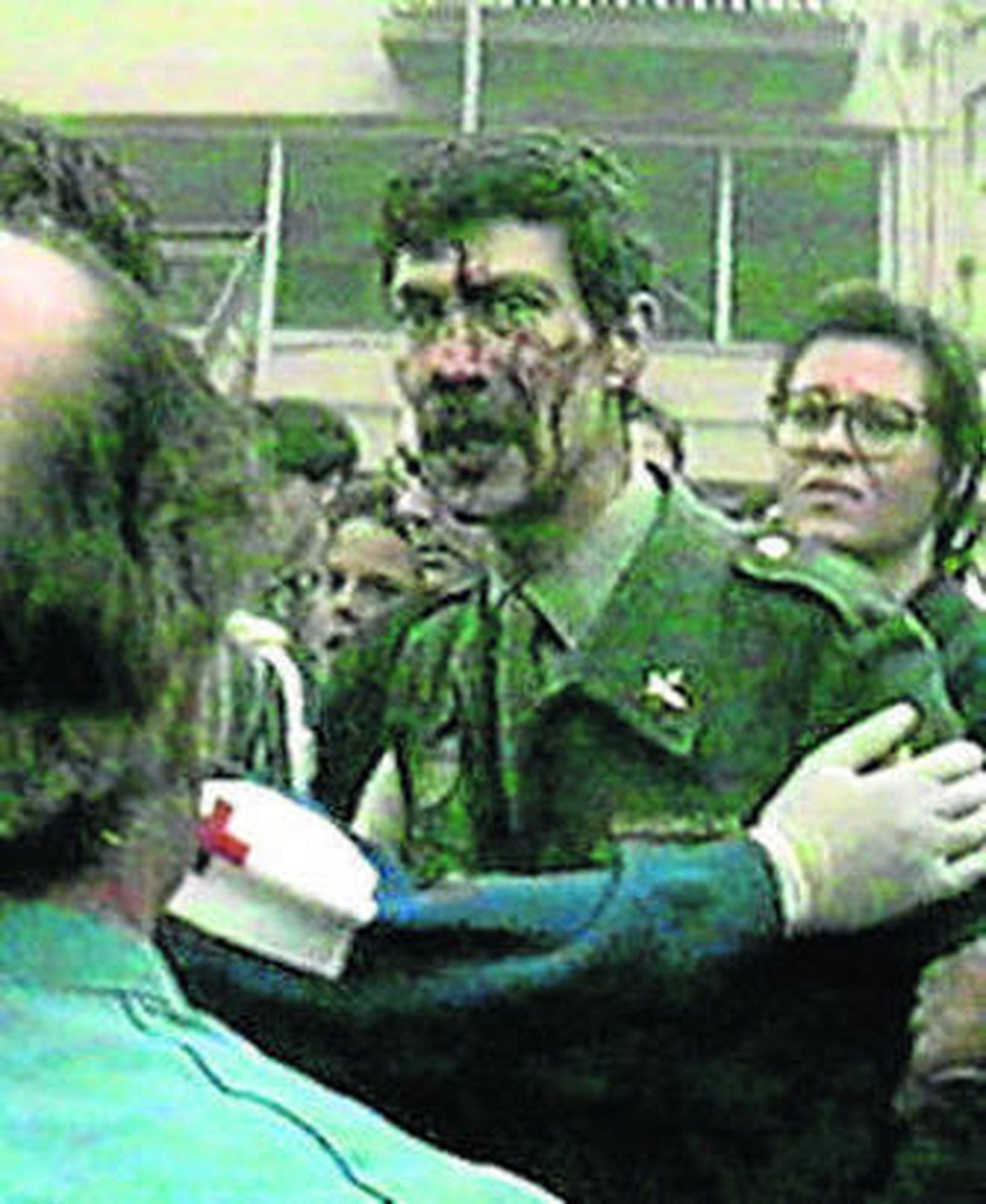 Un agente porta a una víctima.