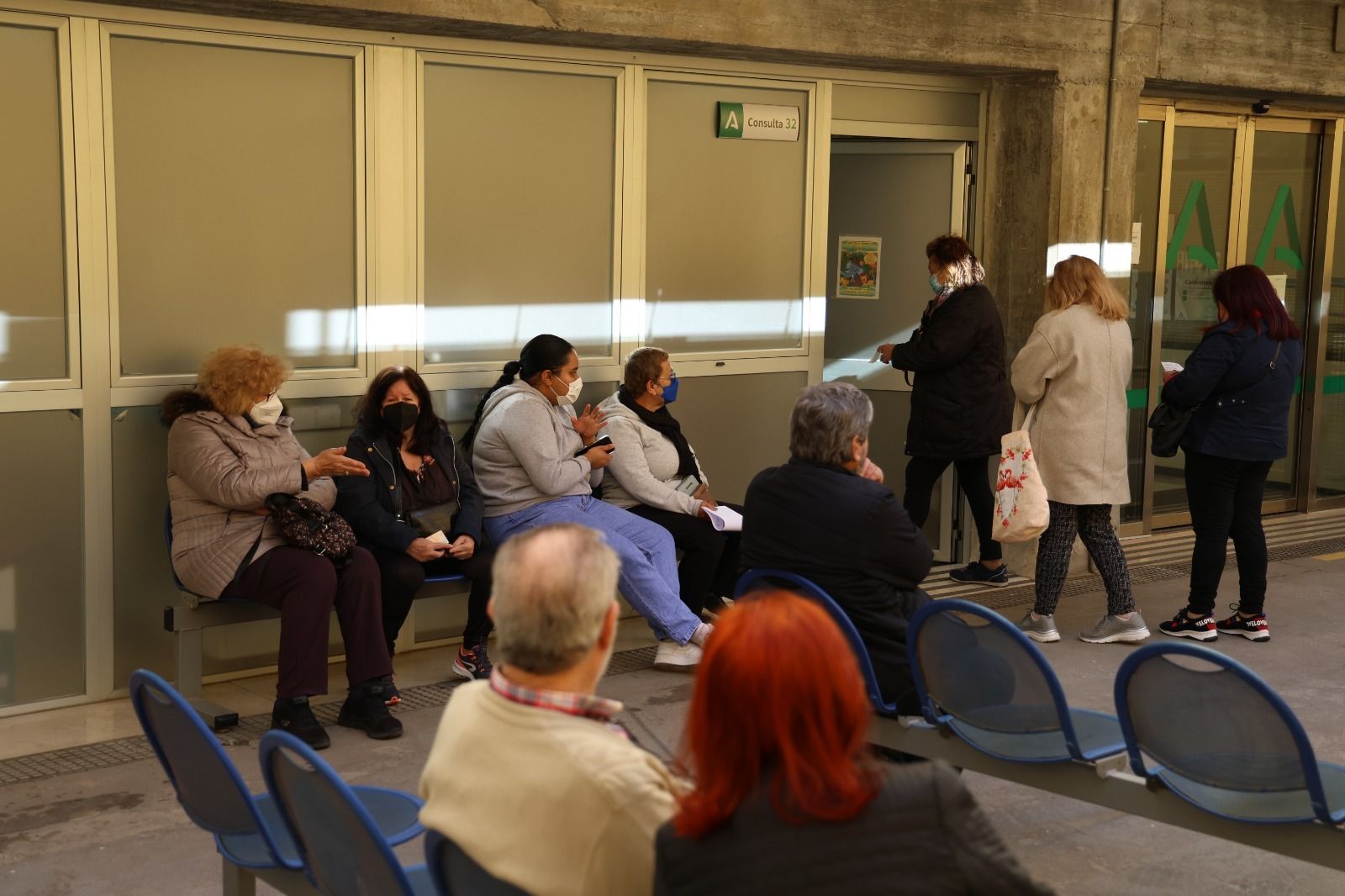 Personas esperando para la vacunación contra la gripe.
