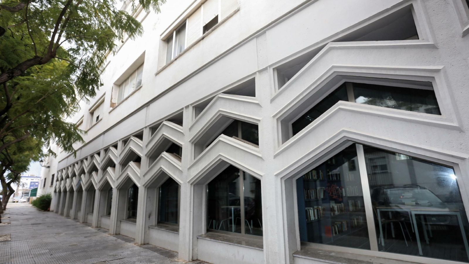 El lateral del edificio, que cuenta con buena iluminación natural.