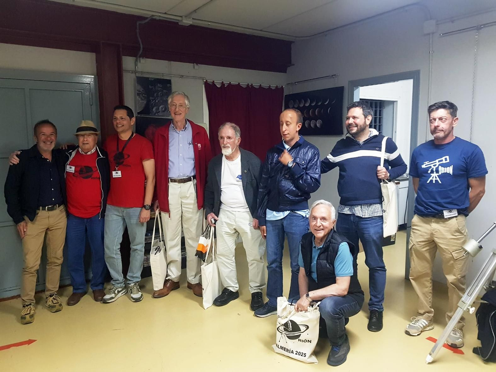 Noche de observación astronómica en la instalaciones de la Asociación Orión en Retamar-El Toyo.