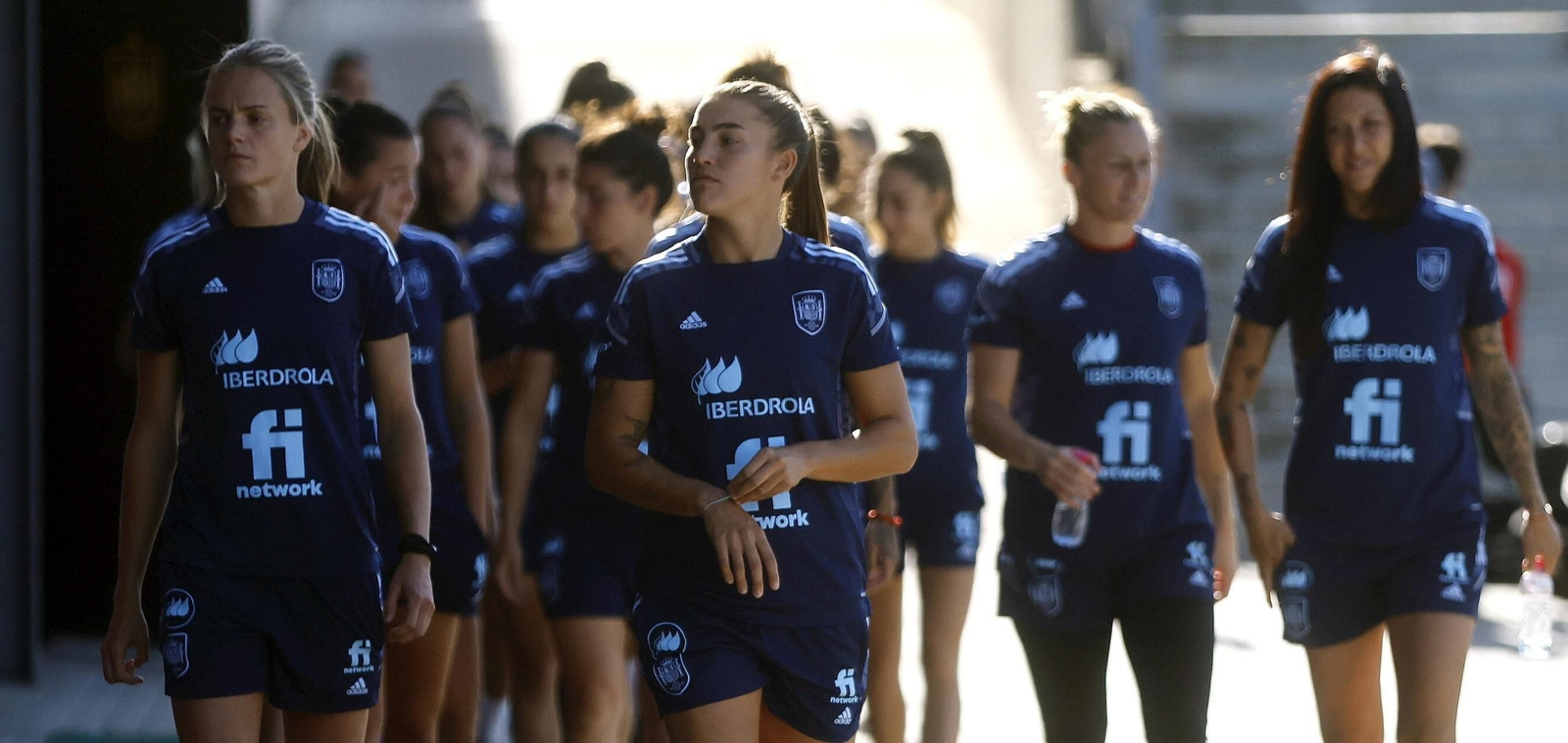 Las jugadores de la selección española antes de un entrenamiento.