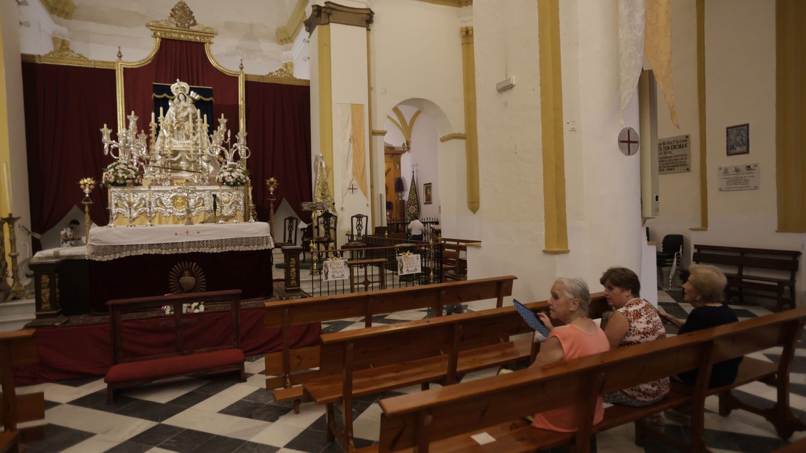 Preparativos en las iglesias de Algeciras para la Magna Mariana, en imágenes
