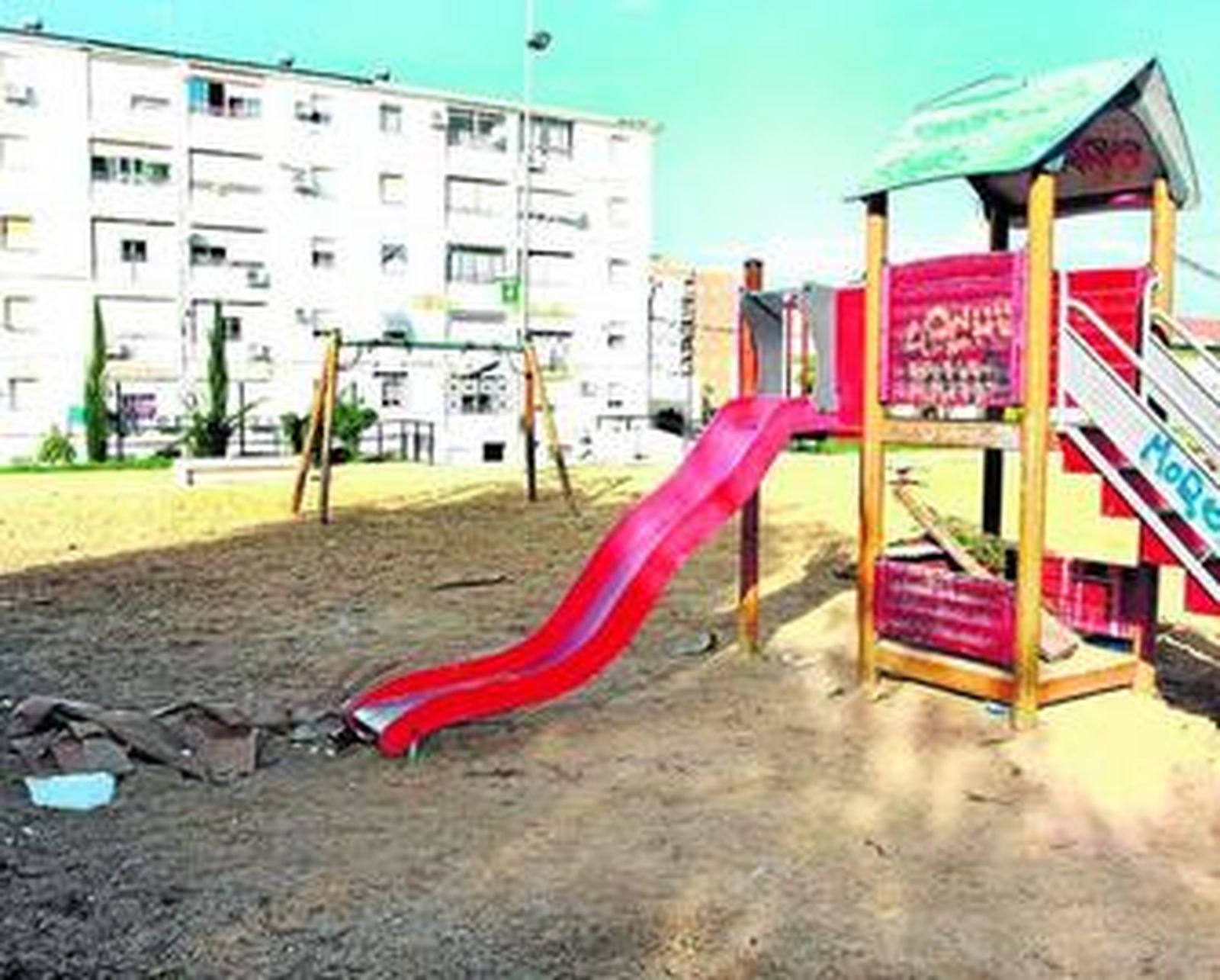 Basura y pintadas en un parque infantil