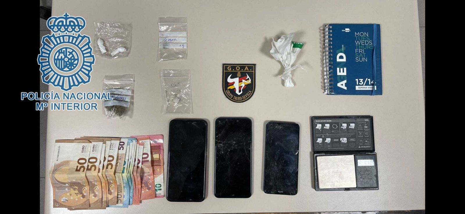 Droga, dinero, peso, móviles y libreta intervenidos en el bar.