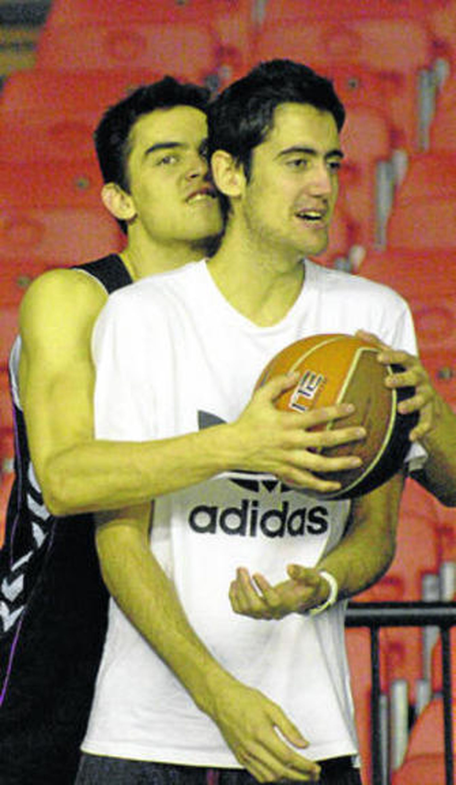 Satotansky agarra a Sastre durante un entrenamiento.