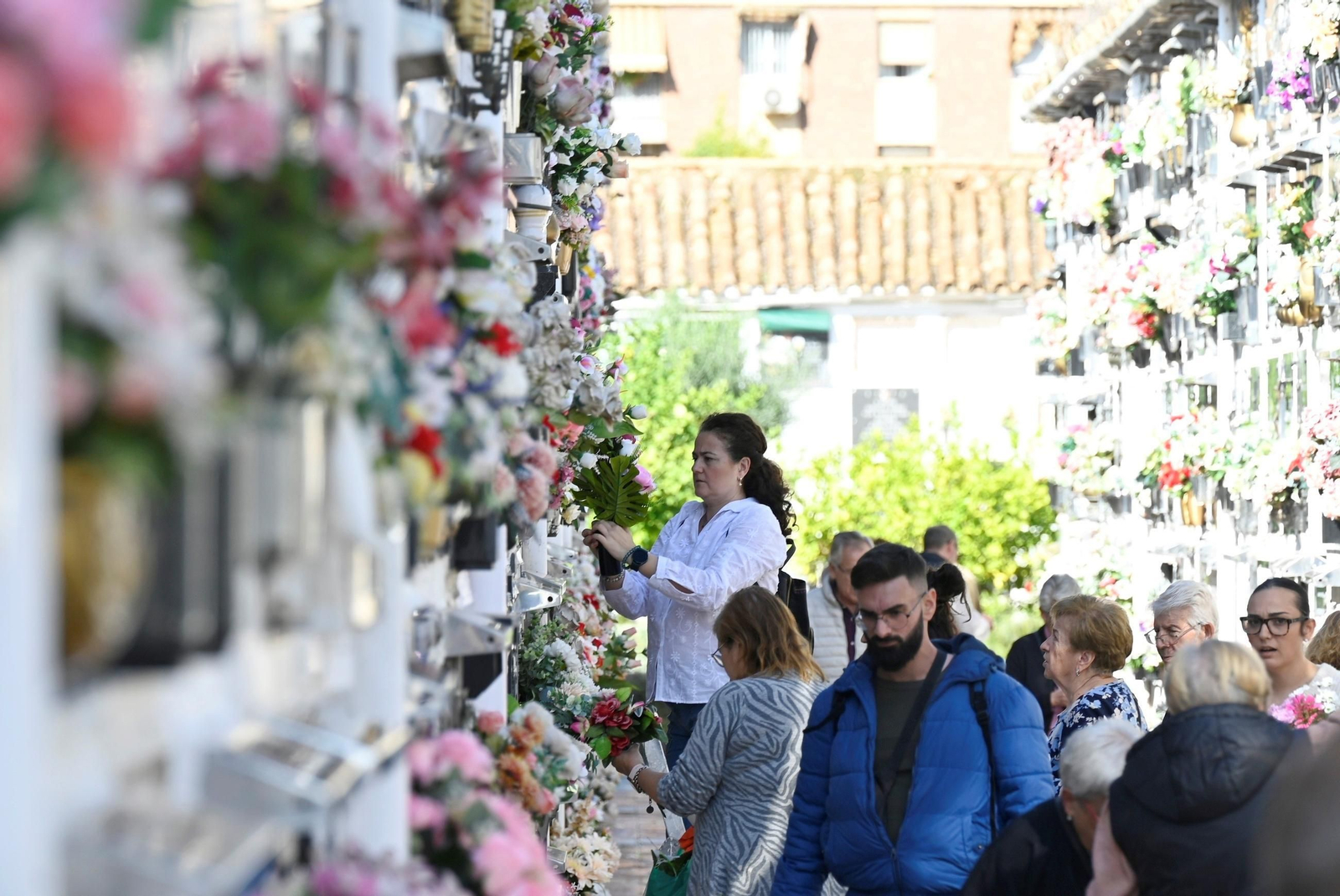 Las imágenes del día de Todos los Santos en los cementerios de Córdoba