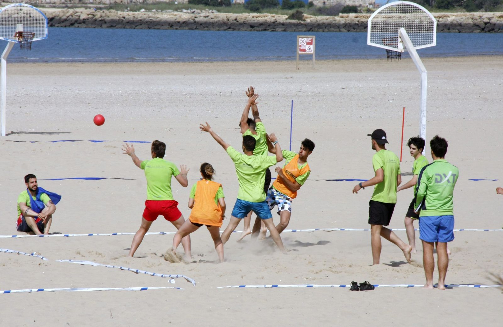 Una imagen de las actividades desarrolladas en la playa de Valdelagrana.