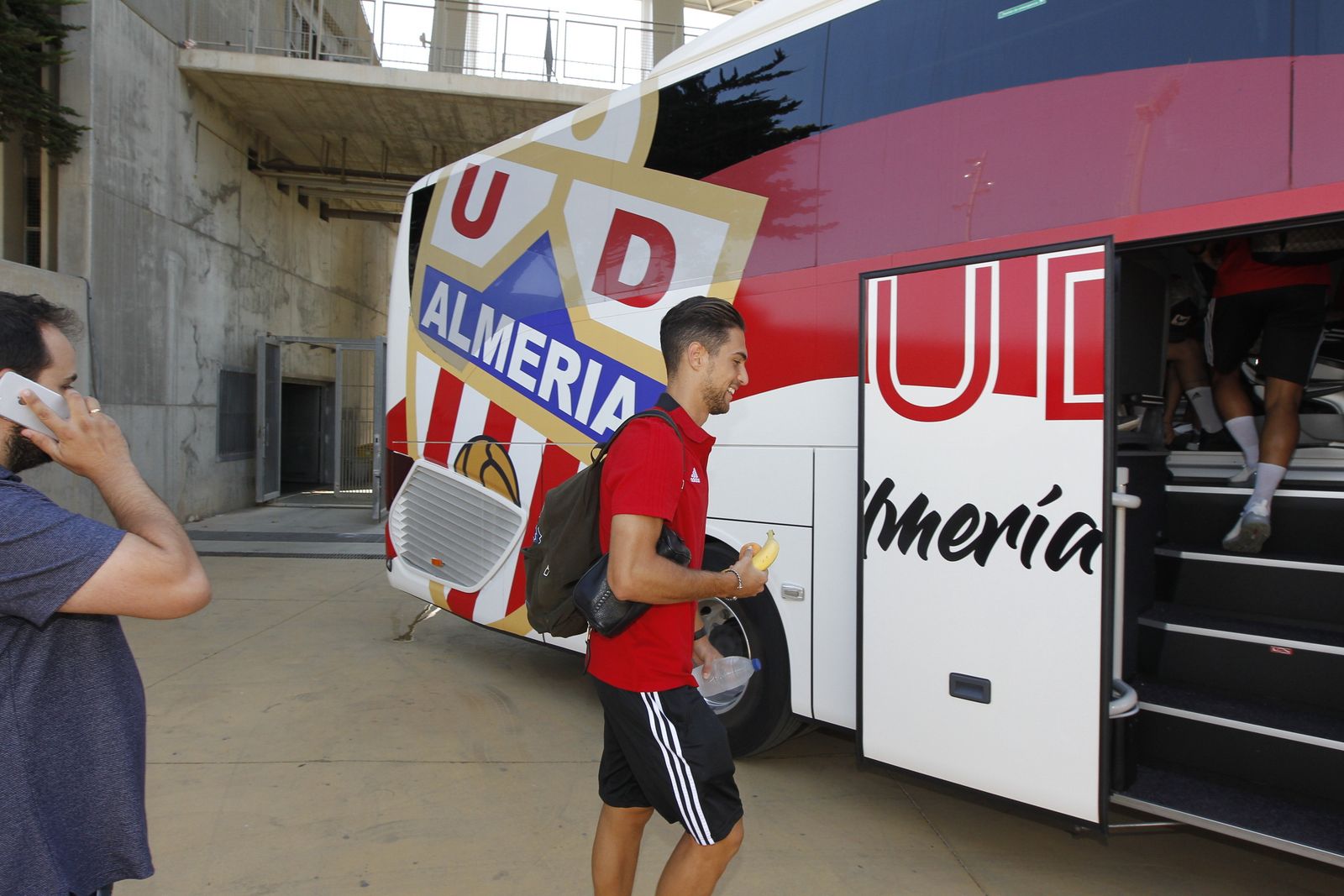 Fotogalería salida jugadores U.D. Almería con destino San Pedro del Pinatar