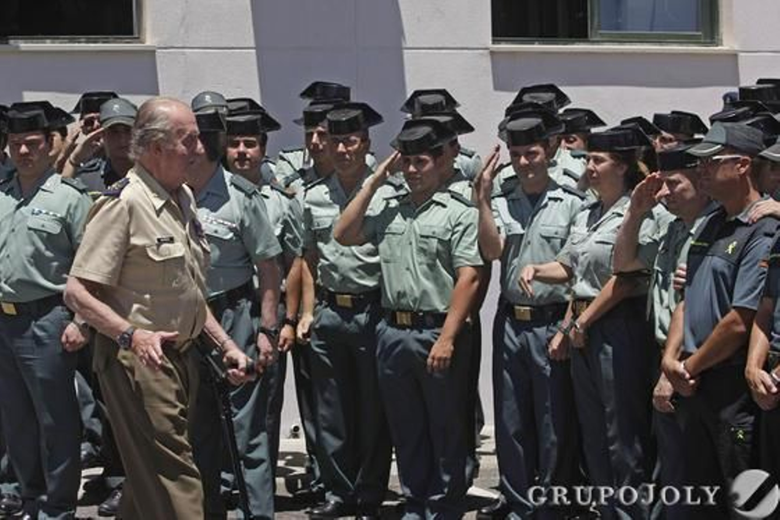 Don Juan Carlos muestra su apoyo a los pescadores y a la Guardia Civil por el trabajo que realizan./Erasmo Fenoy