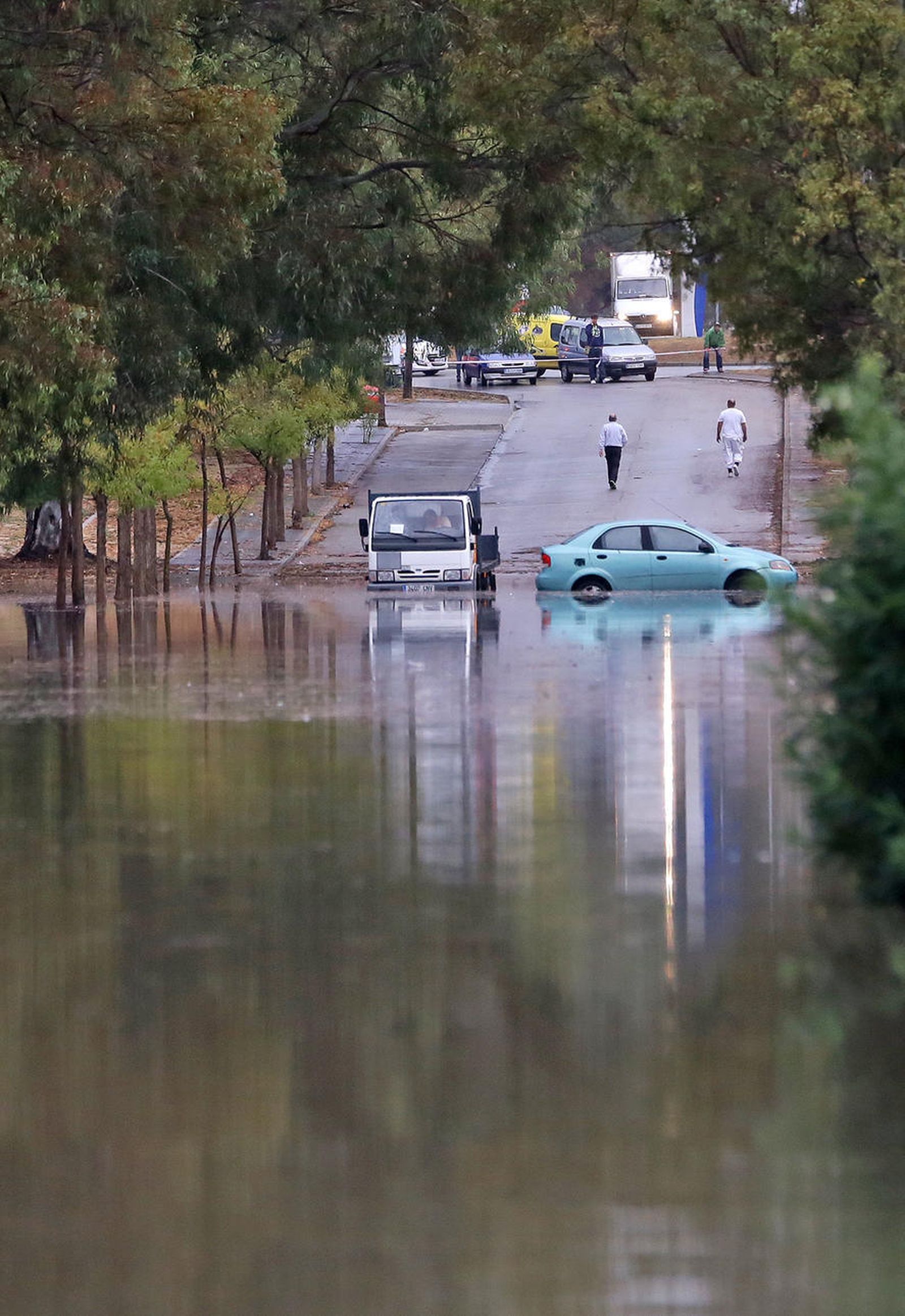 La avenida Cantos Ropero, en el polígono El Portal, totalmente anegada.