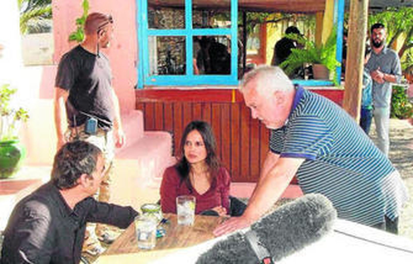 Imanol Uribe dando instrucciones a Eduard Fernández y Elena Anaya en el rodaje en la Isleta del Moro.