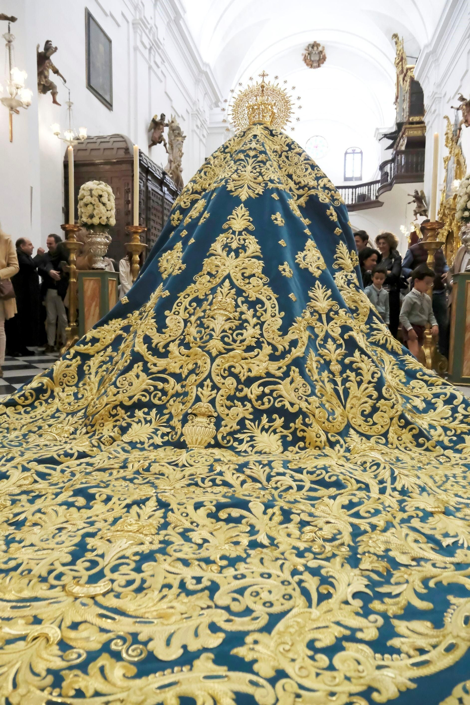 El nuevo manto de la Virgen de la Trinidad de Córdoba, en imágenes