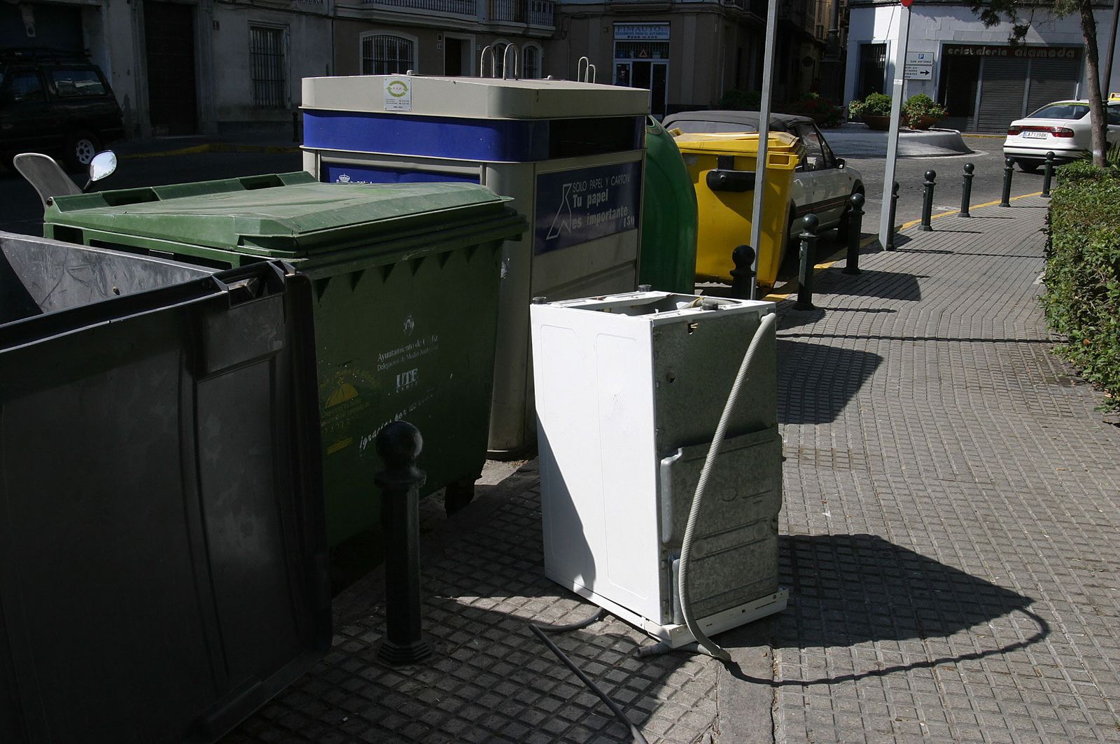 Una lavadora abandonada junto a unos contenedores de basuras | Imagen de archivo