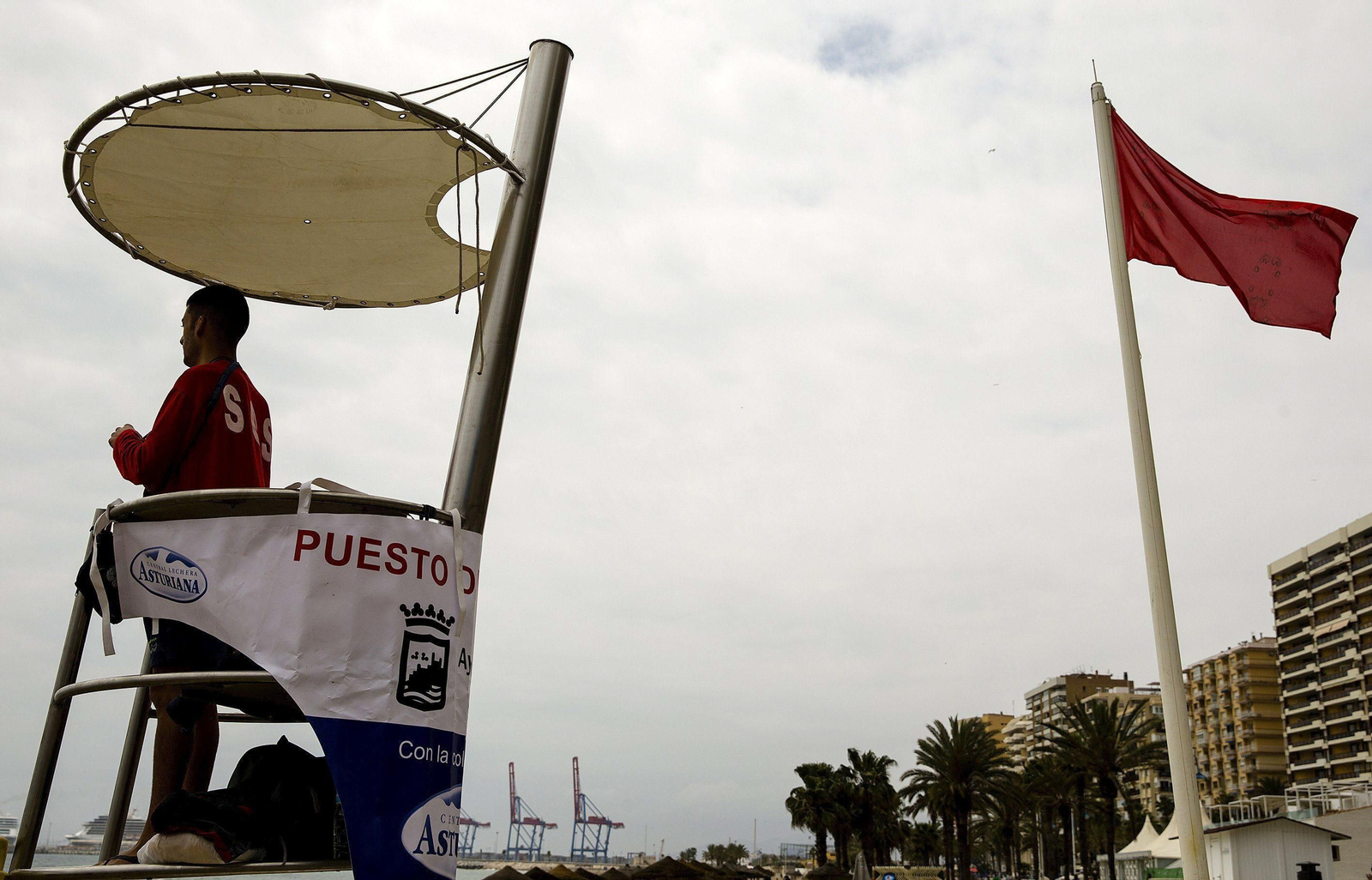 Una playa con bandera roja en una imagen de archivo.