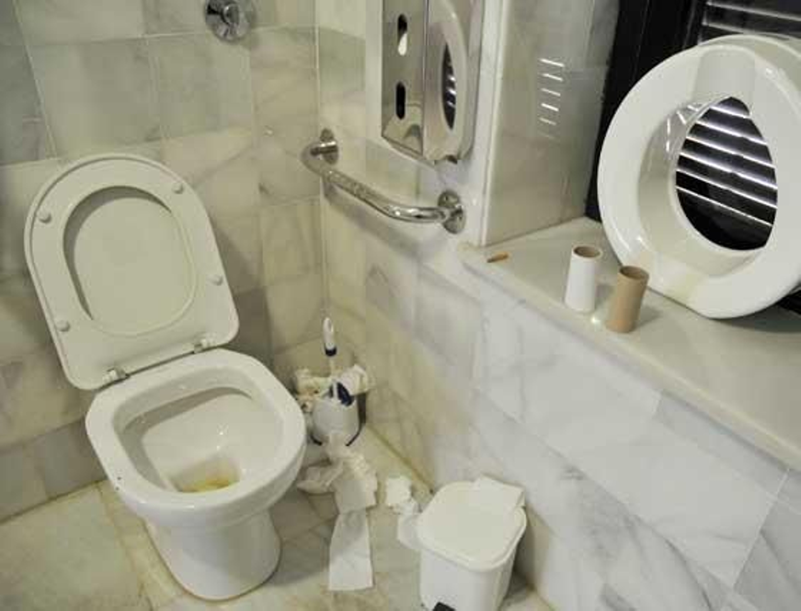 Lamentable estado en el que se encuentran los servicios.

Foto: Manuel Aranda