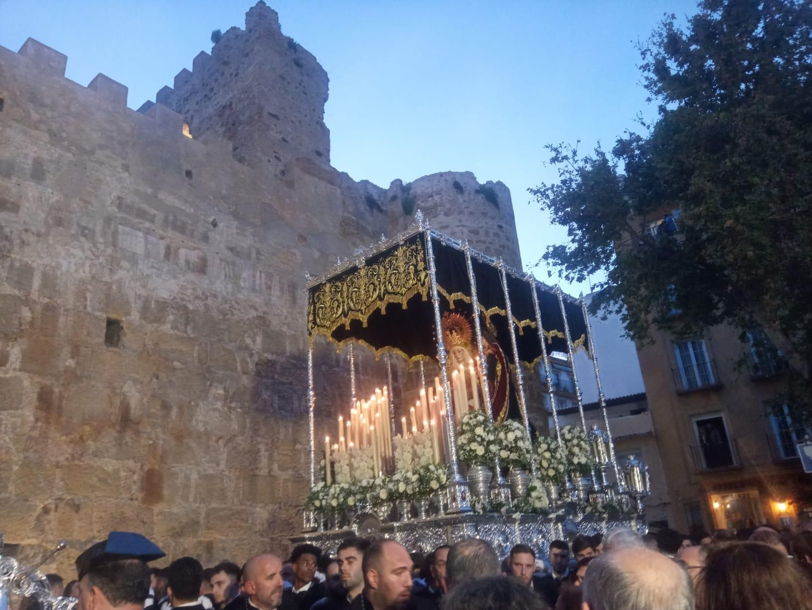 Devoción al Crucificado el Jueves Santo en Marbella, en imágenes