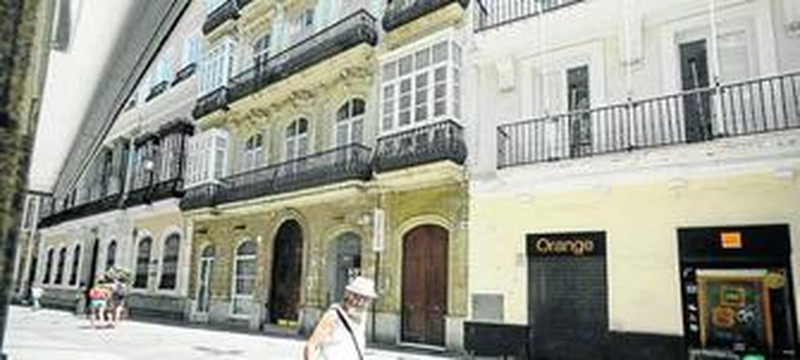 El apartahotel, a la derecha, en la céntrica calle Ancha de la capital gaditana.