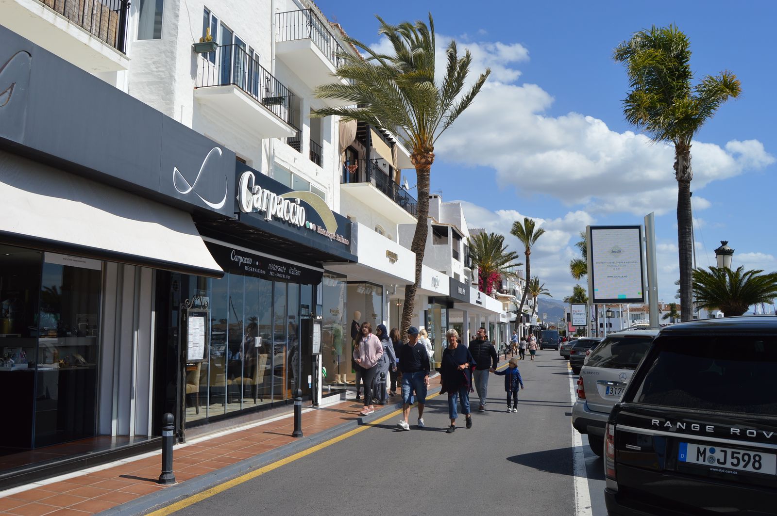 Los empresarios de Puerto Banús, en pie de guerra por la ocupación de las terrazas