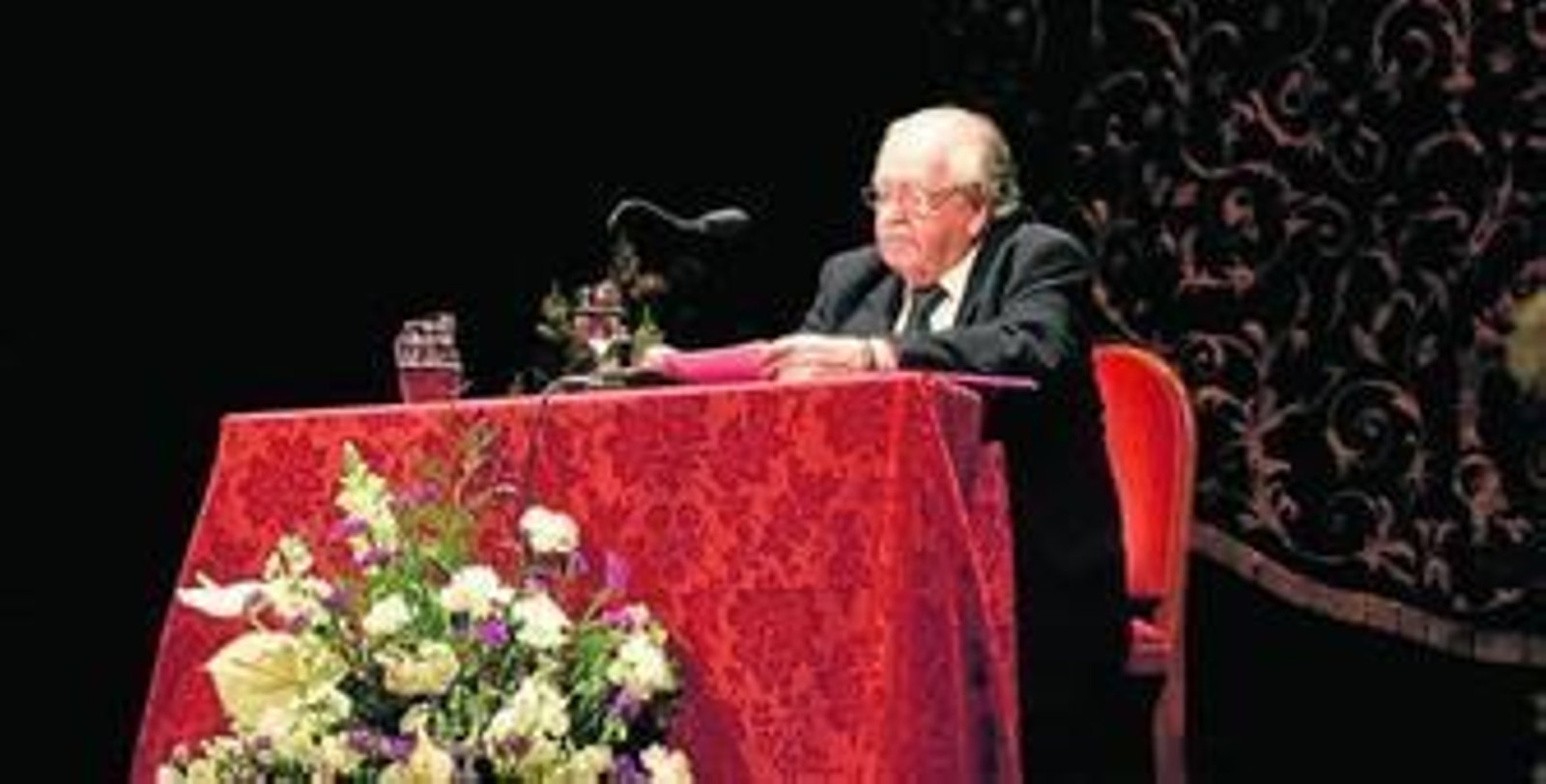 El poeta Julio Alfredo Egea pronunció ayer, a sus 85 años, su tercer pregón de la Semana Santa almeriense.