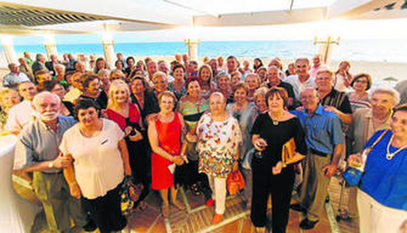 Foto de familia de los antiguos trabajadores de Galerías Preciados en la terraza del hotel Playa Victoria la noche del pasado jueves.