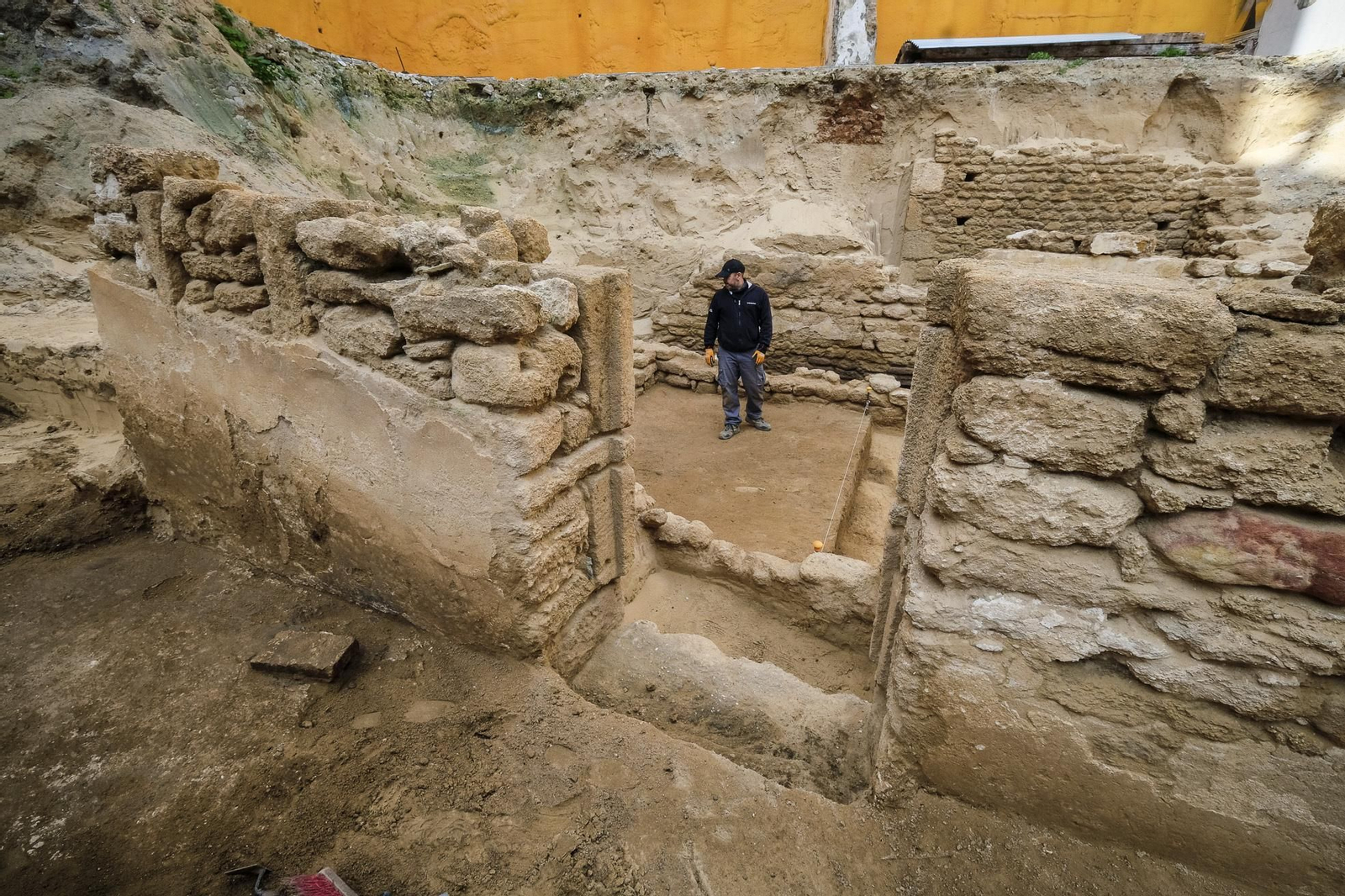 Imagen de la casa medieval hallada en un solar de la calle Barrocal.