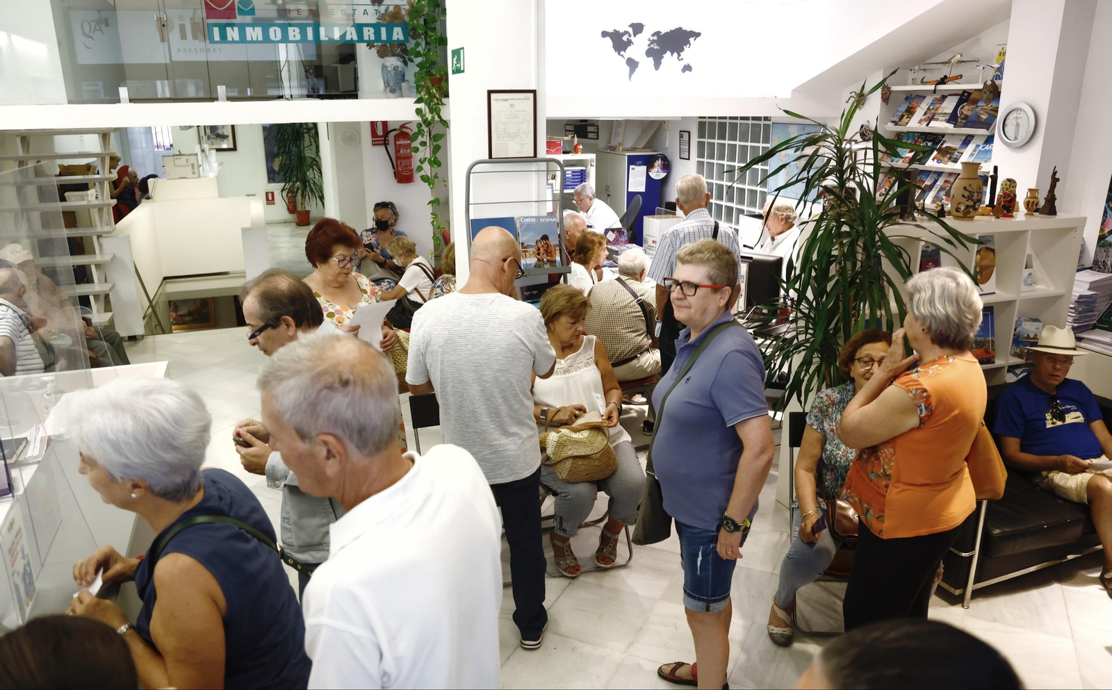 Interesados en reservar viajes del Imserso en el interior de Viajes Pino, en la calle Imagen.