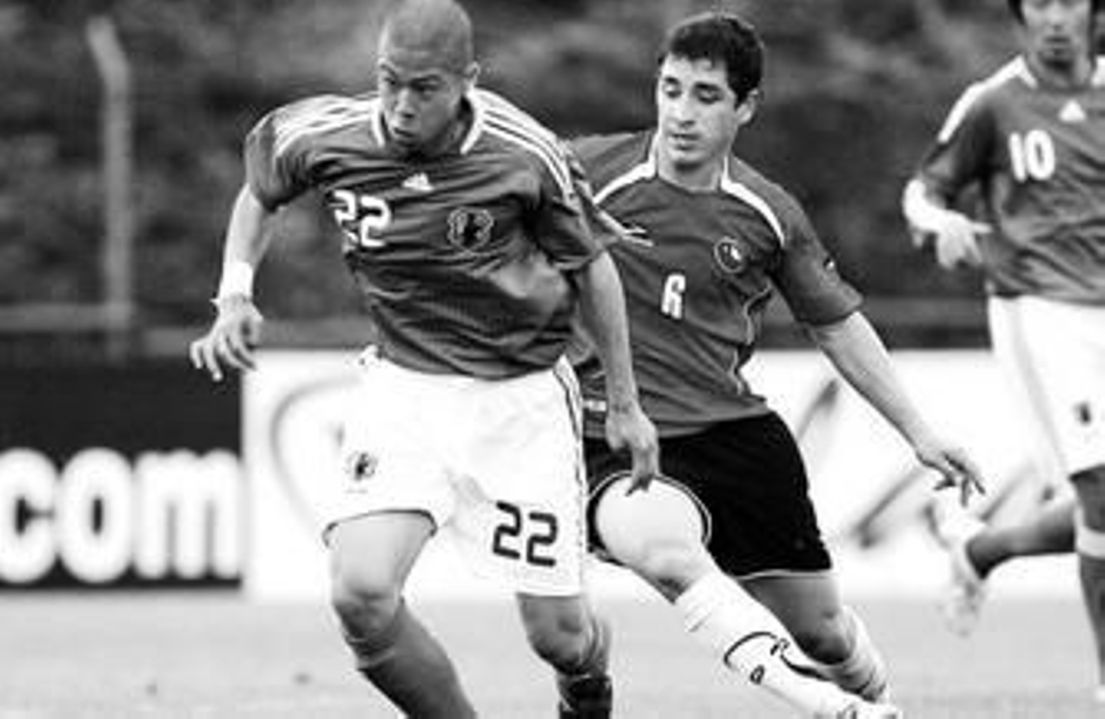 Carlos Carmona persigue a un jugador japonés durante el torneo 'Esperanzas de Toulon' que se celebró este verano.
