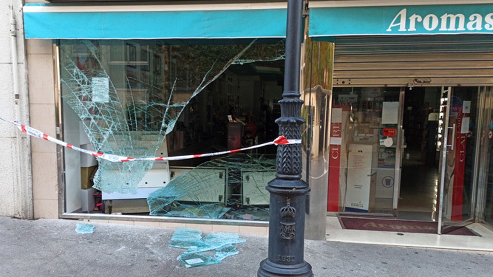 Exterior de la perfumería asaltada.