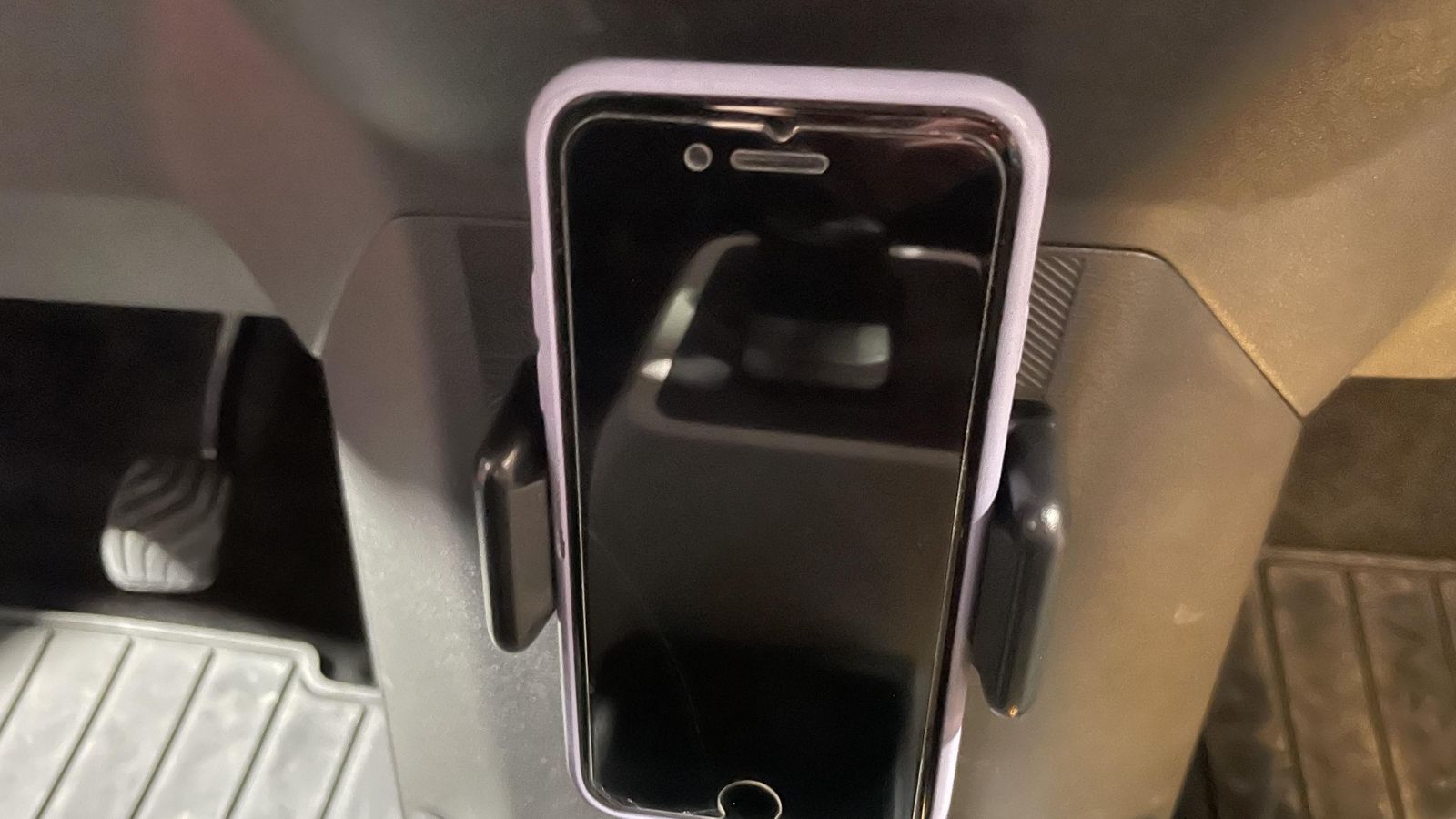 Diversas sujeciones, como ésta para el teléfono, pueden distribuirse por el interior del Spring, siempre que se pague por ellas.