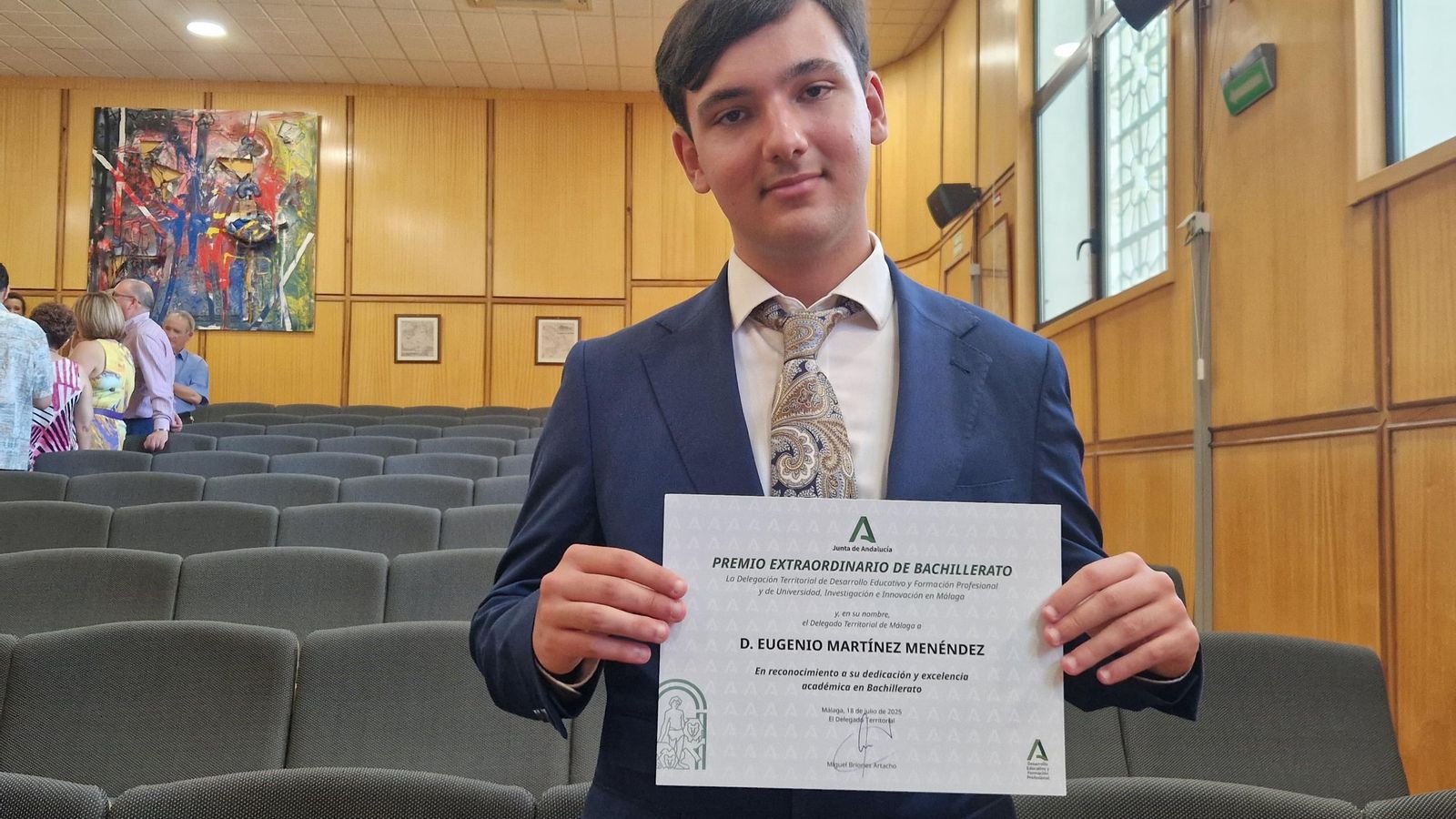 Eugenio Martínez Menéndez con su diploma.