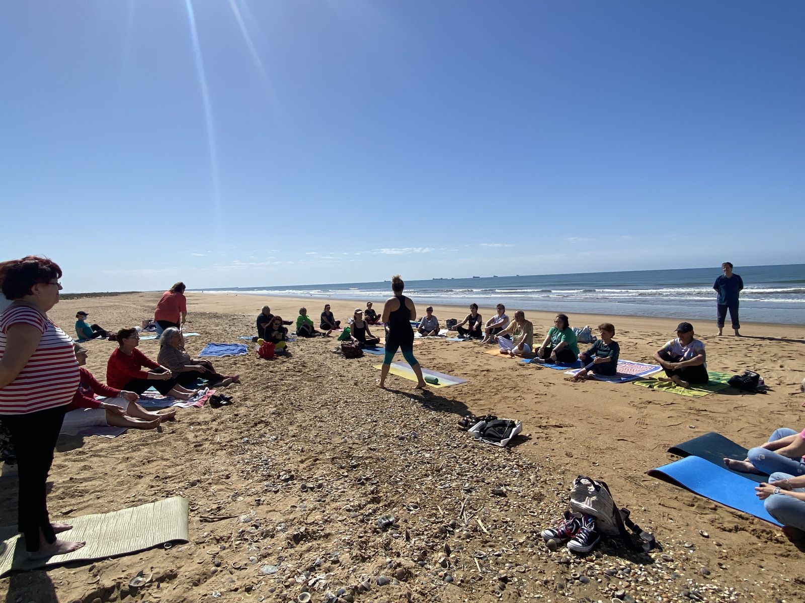 Jornada de yoga en la playa El Espigón de Huelva.