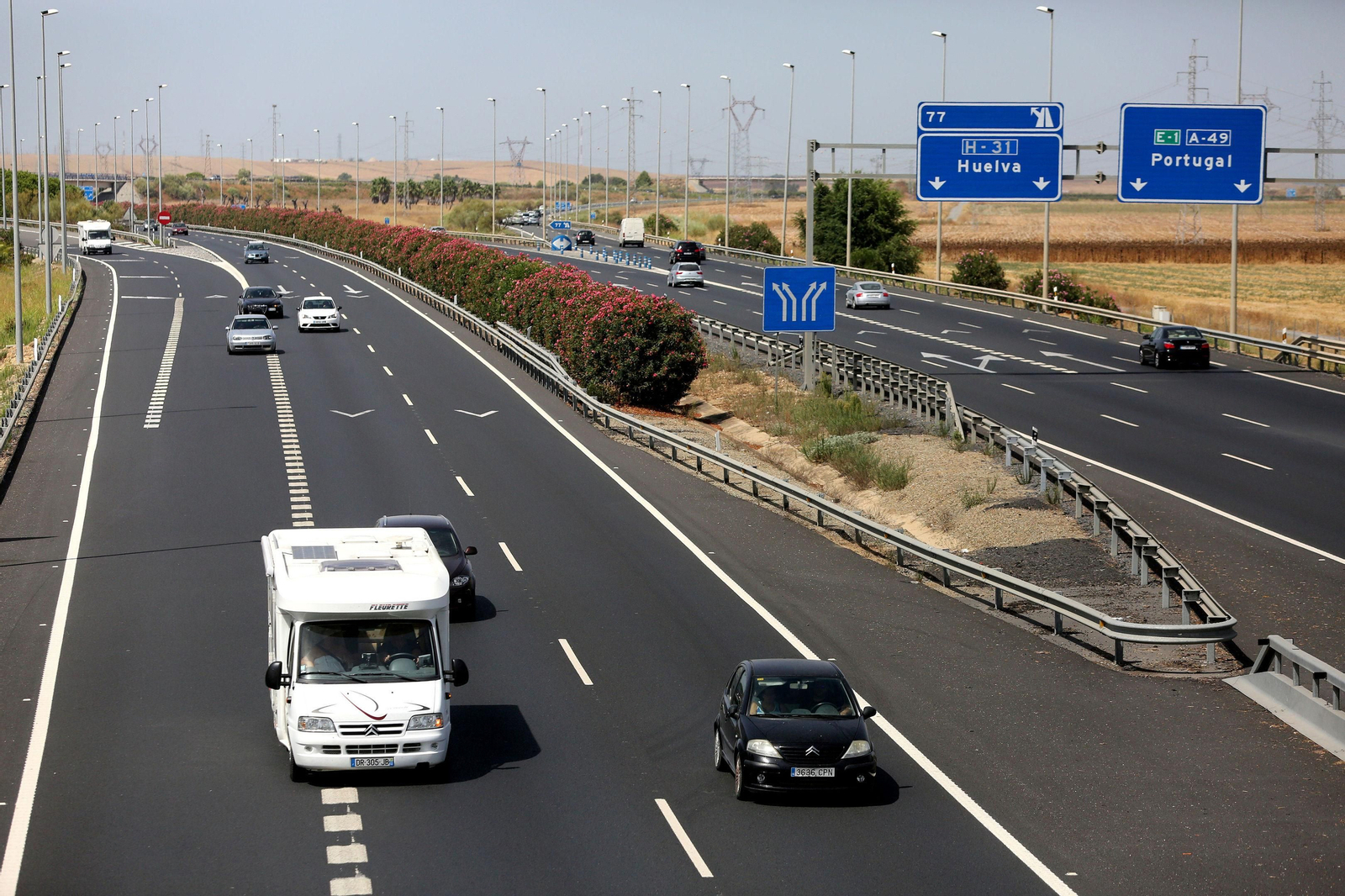 La Guardia Civil caza a un coche con dos personas sentadas en el maletero en la A-49