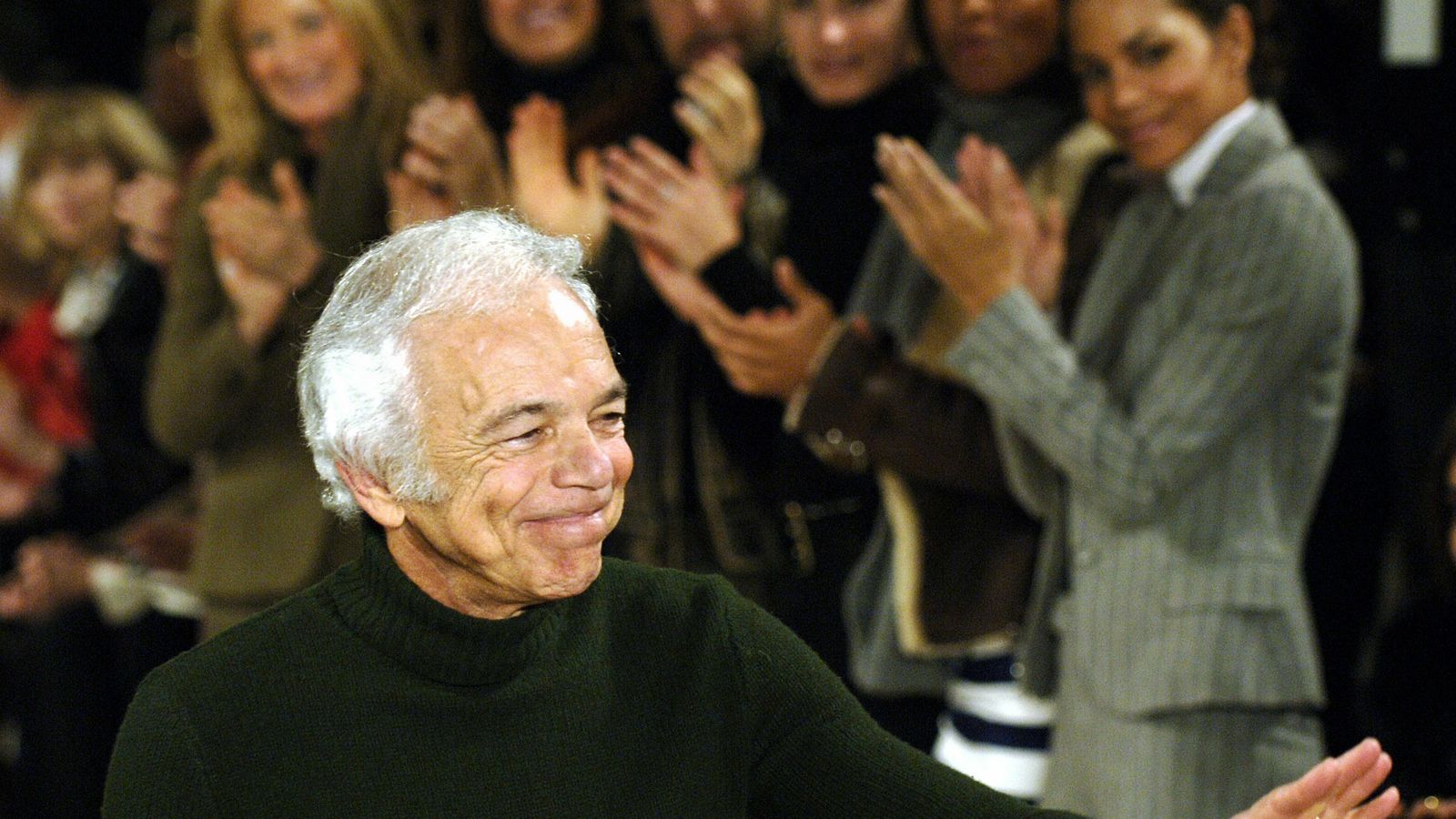 Ralph Lauren, aclamado en uno de sus desfiles.