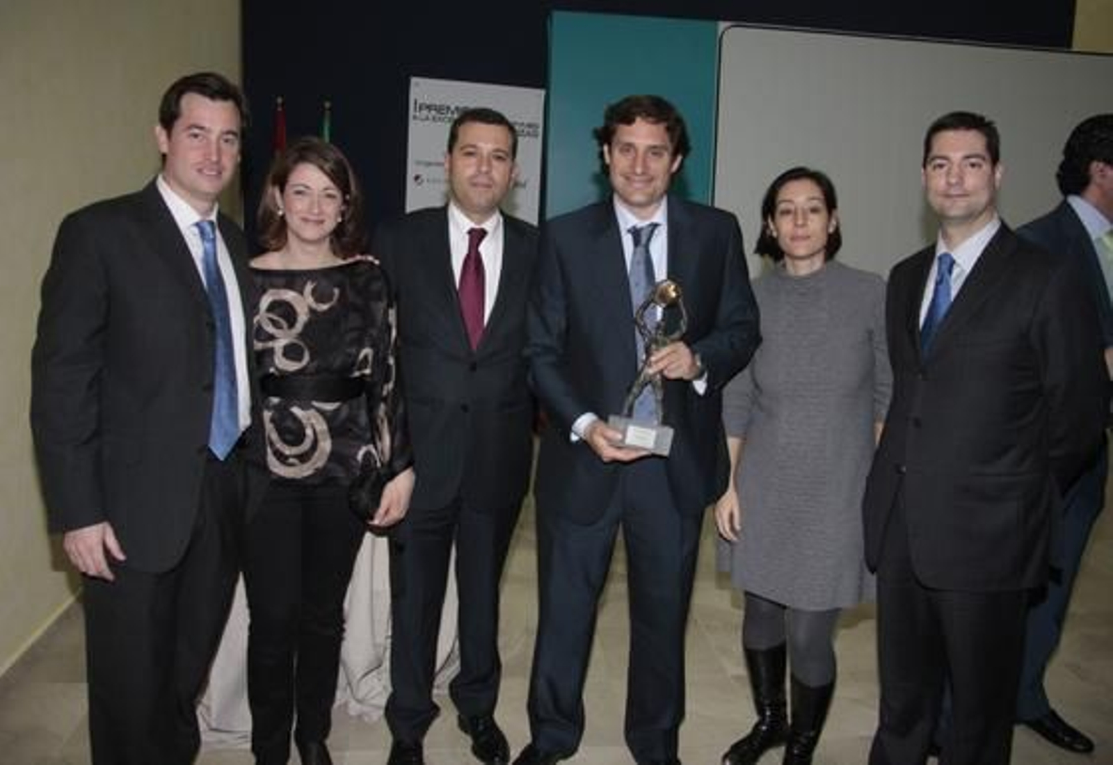 Alejandro Posadillo, de Seneca Green Catalyst, Maite Linares, Pedro Javier Ruiz, de La Caixa, Juan Manuel y Belén Luque, de Alcobilla, y José Carlos Sotillo, de La Caixa.

Foto: M. GOMEZ/ VICTORIA HIDALGO