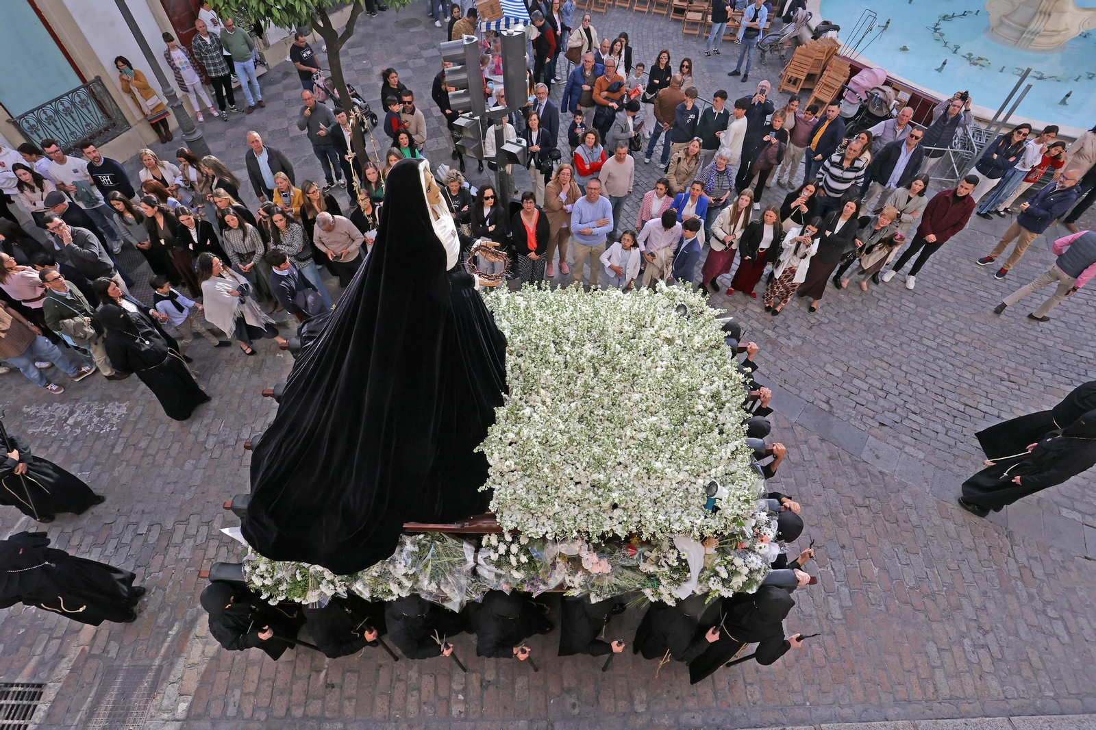 Imágenes de la Hermandad de Amor y Sacrificio en el Lunes Santo de Jerez 2025