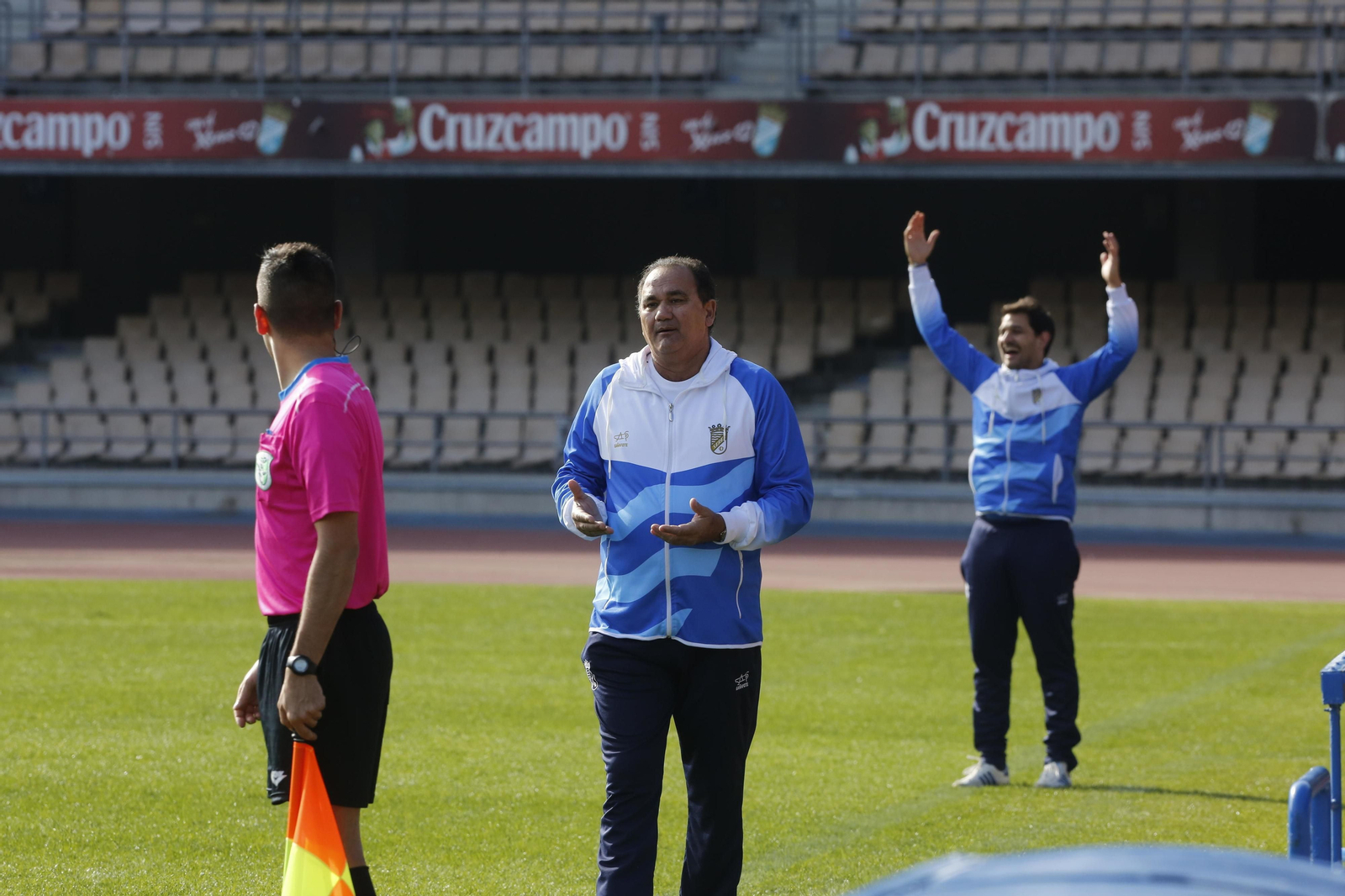 Vicente Vargas, entrenador del XCD, espera soluciones económicas para poder reforzar la plantilla.