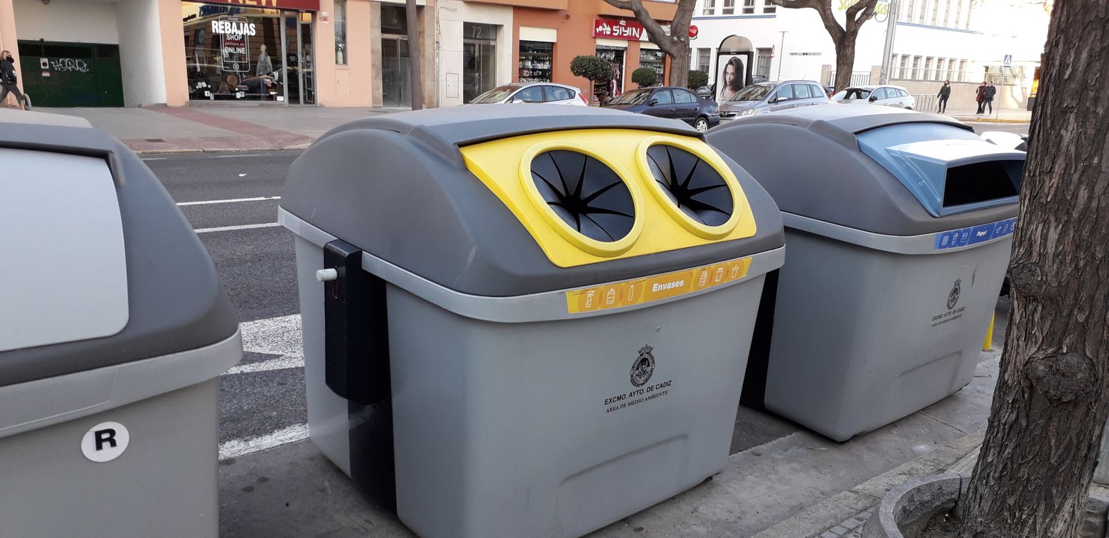 Los nuevos contenedores instalados en la Avenida
