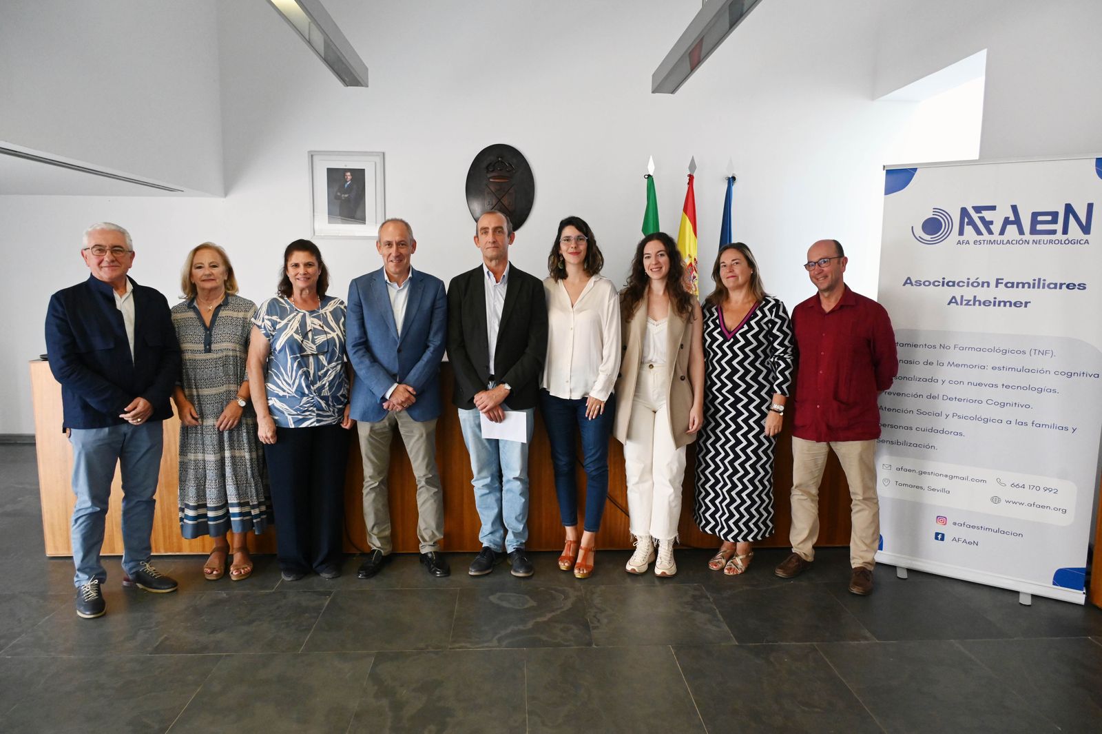 De izquierda a derecha el presidente de la Asociación de Familiares con Alzheimer, Juan Vargas, la concejala de Participación Ciudadana, Carmen de la Cuesta, la fundadora y vicepresidenta de AFAeN, Manuela Reina, el alcalde, José María Soriano, el neurólogo Emilio Franco Macías, la neuropsicóloga de AFAeN, Gemma J. Martínez Pérez, la trabajadora social Natalia Vitrian, la concejala de Cultura, Magdalena Ybarra, y el concejal de Bienestar Social, Francisco Javier Rueda Maguillo.