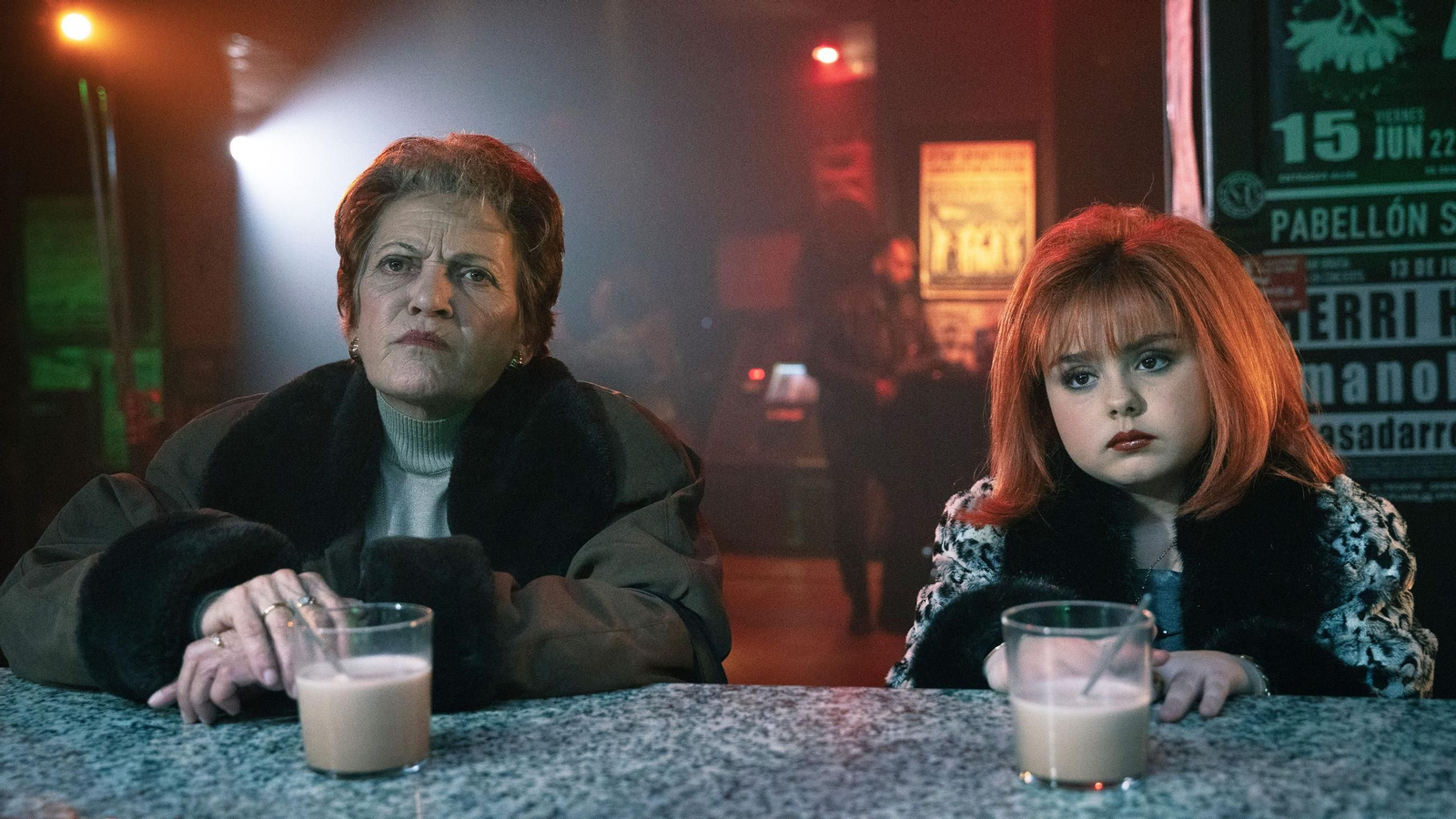 Margarita Seisdedos en la ficción y Yurena niña en la serie 'Superestar'