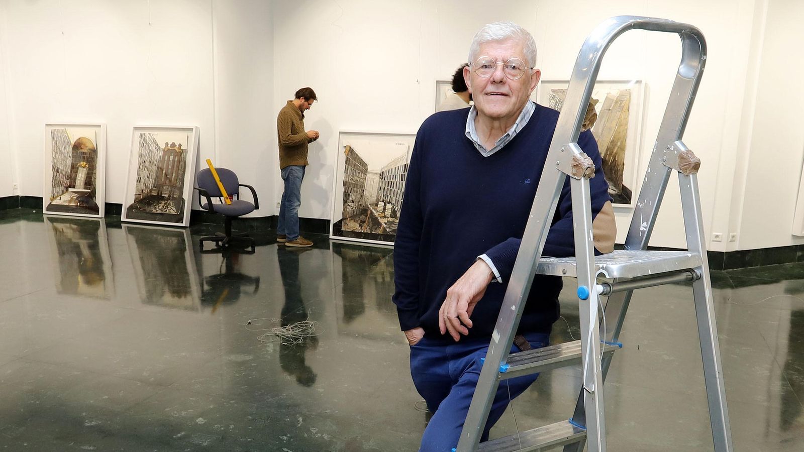 Juan Carlos Castro Crespo durante el montaje de una de sus exposiciones. Juan Carlos Castro Crespo durante el montaje de una de sus exposiciones.