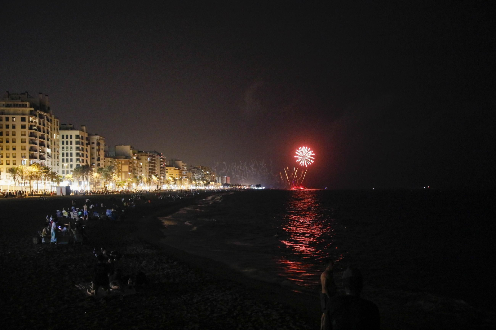 Las mejores imágenes de los fuegos artificiales de la feria de Almeria