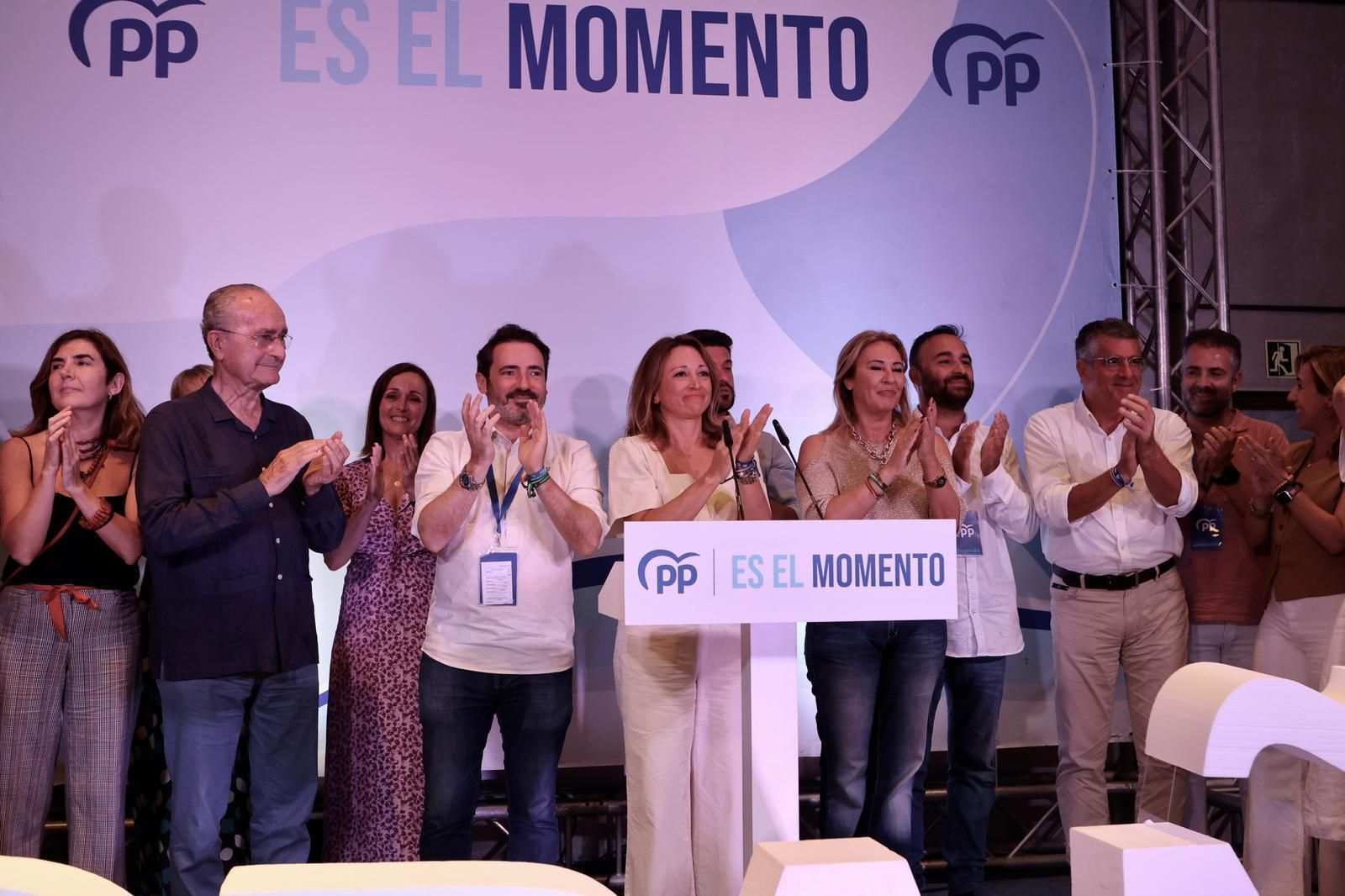 Patricia Navarro, en el centro, rodeada de personalidades del PP de Málaga tras los resultados electorales.