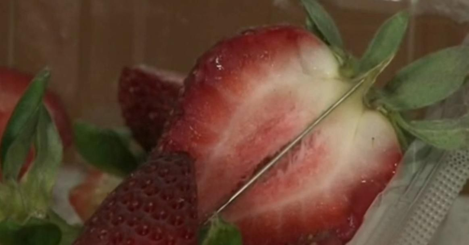 Una fresa atravesada por una aguja en Australia.