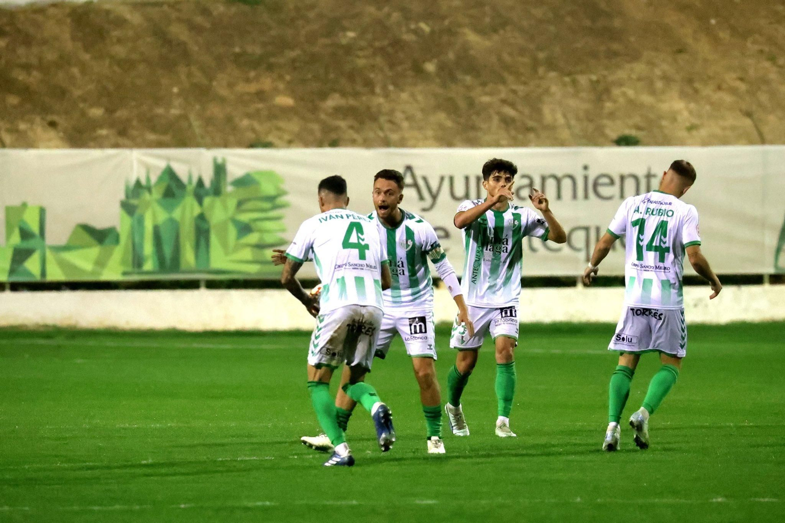 Los jugadores del Antequera celebran. Los jugadores del Antequera celebran.
