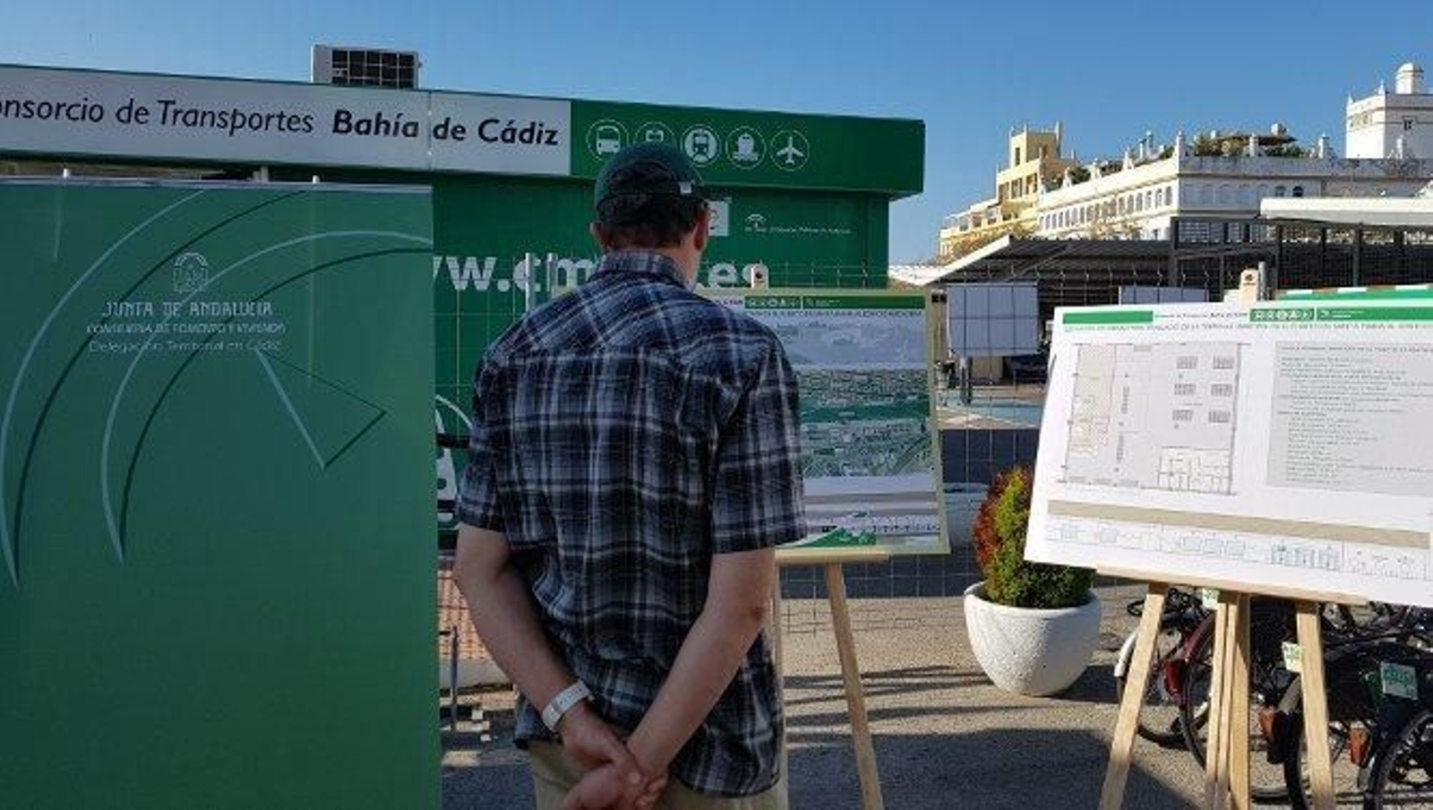 Un usuario observa el proyecto de la nueva terminal.