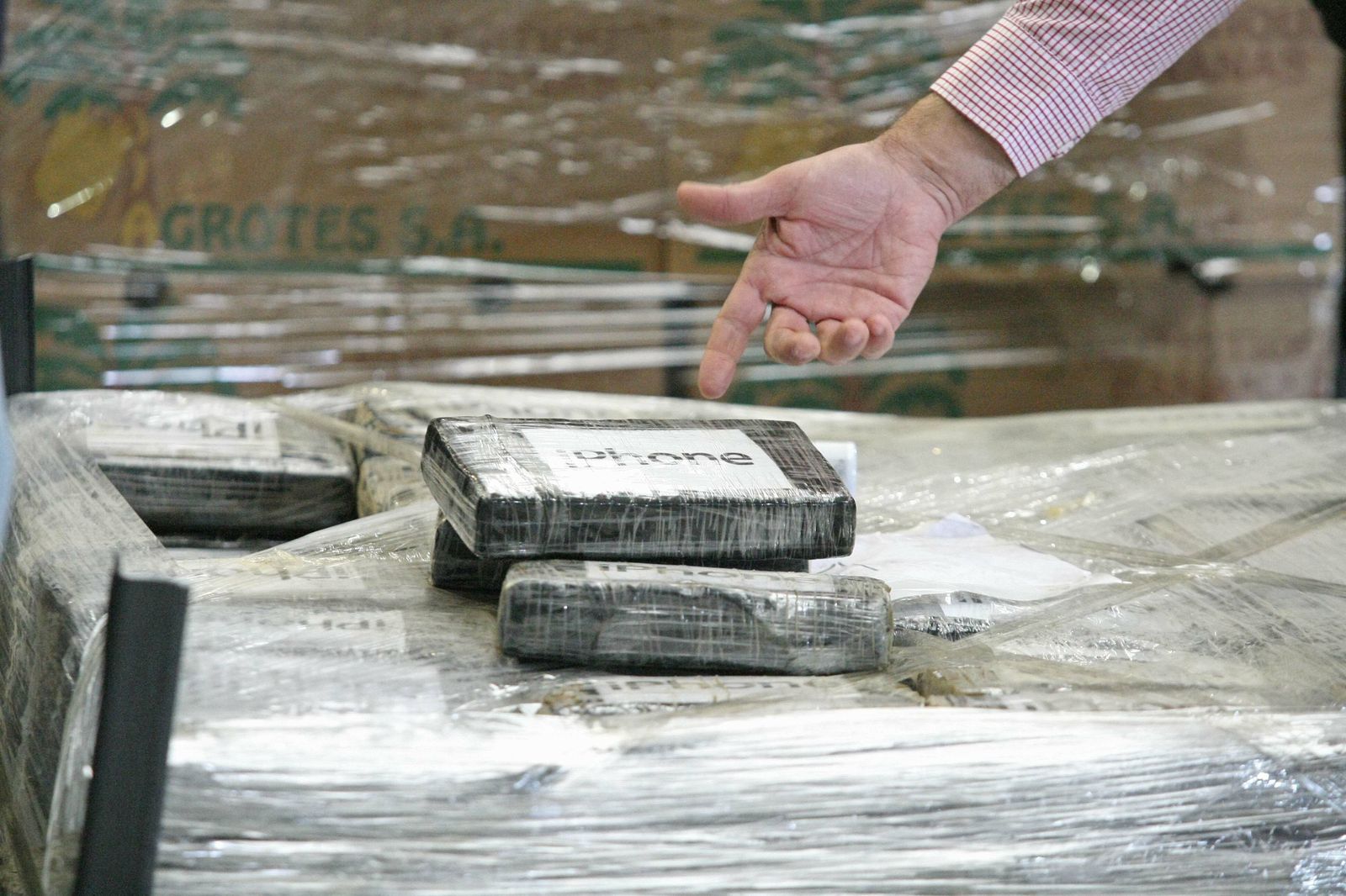 Una tableta de cocaína en un alijo intervenido por las autoridades.